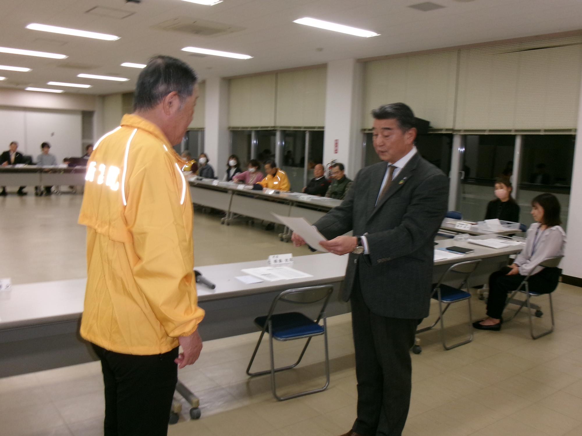 町長が委嘱状を交付する写真