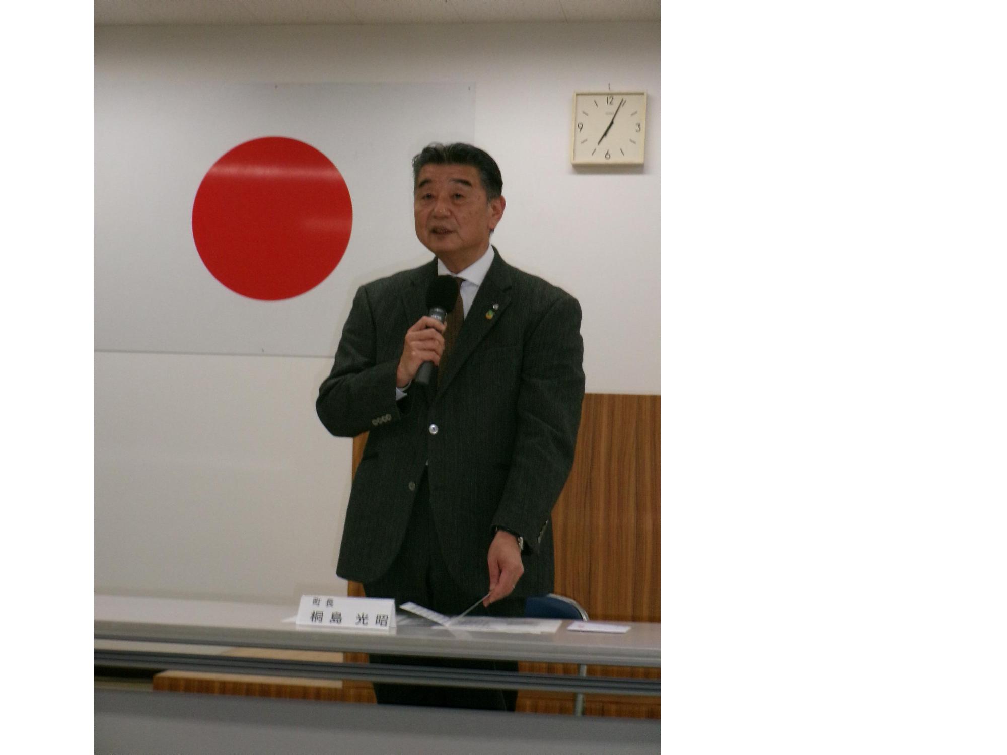 町長が挨拶をしている様子