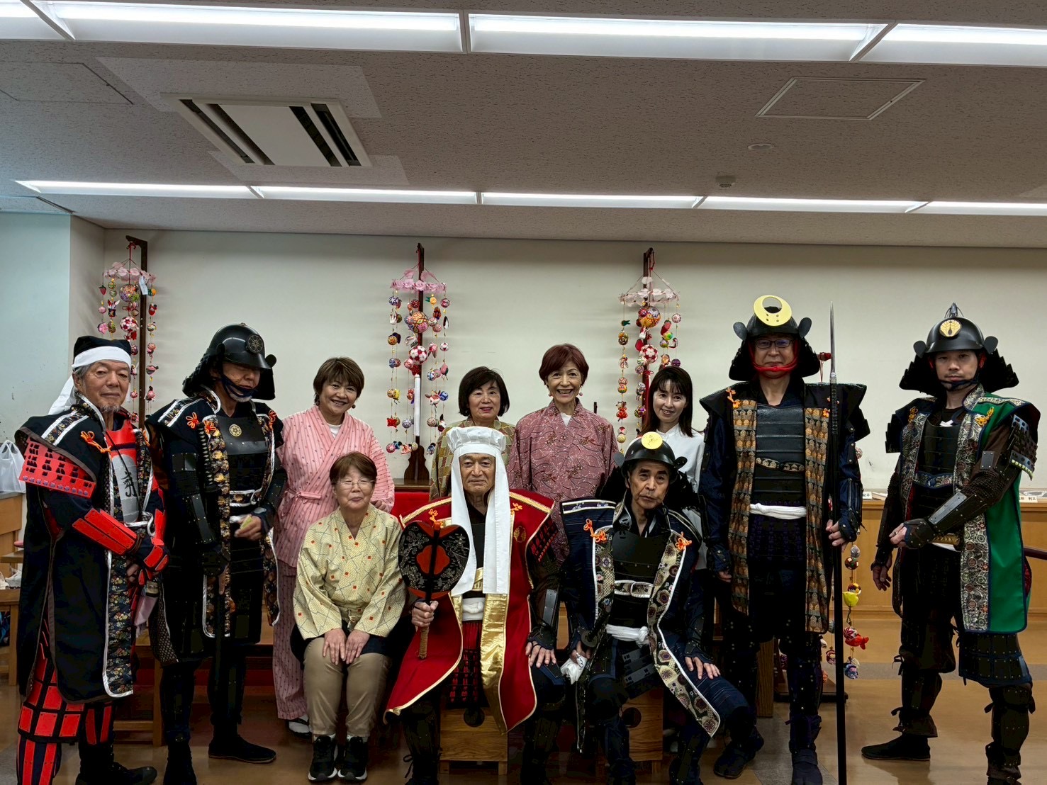 甲冑装束で記念写真