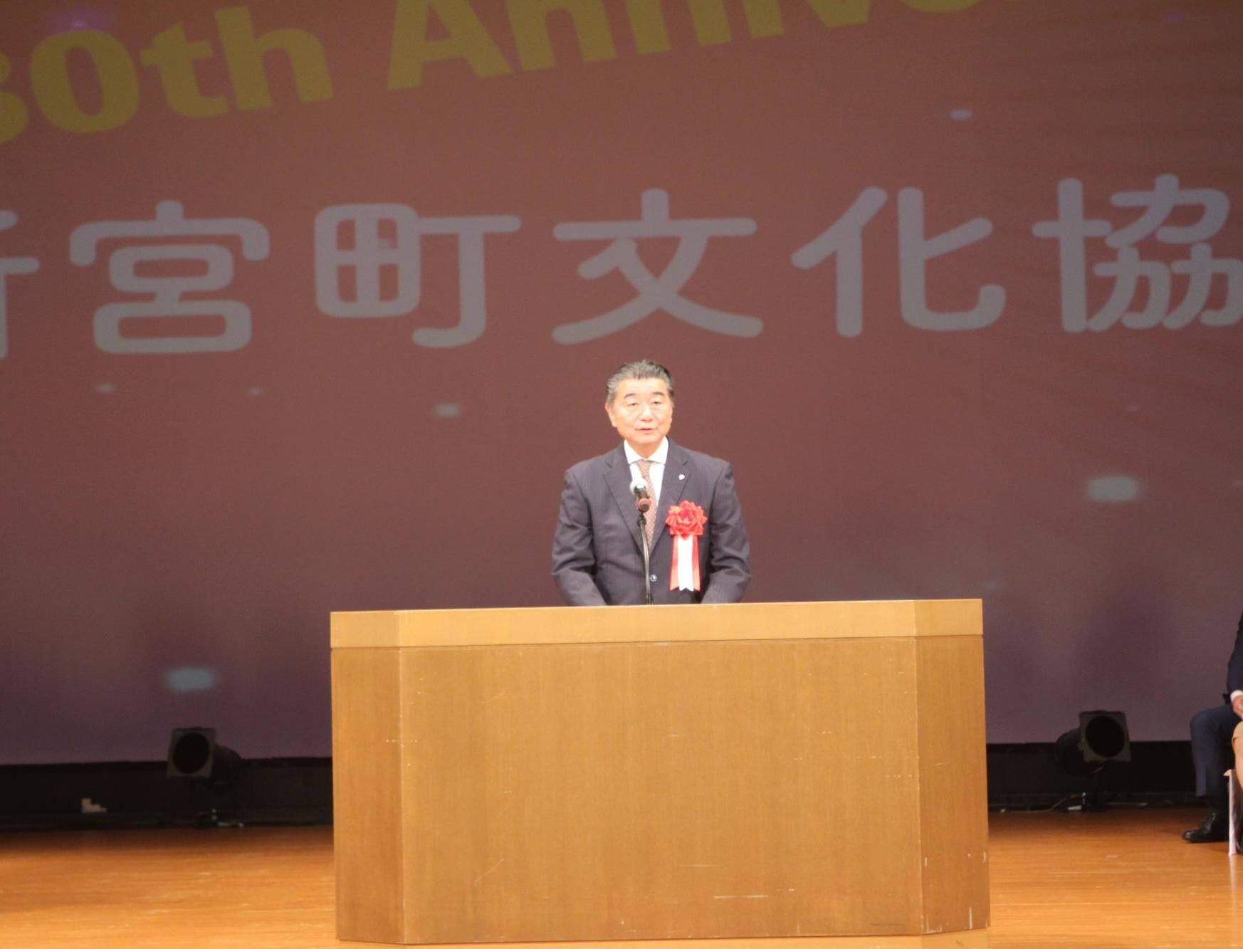 挨拶をする町長