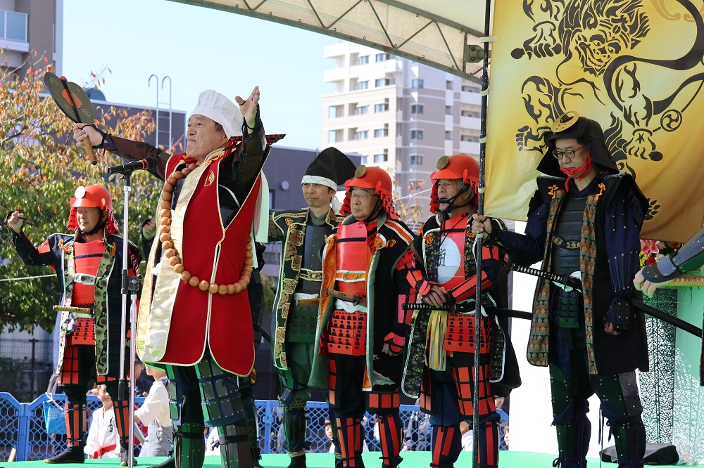 まつり新宮ステージでの道雪会による寸劇の様子
