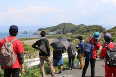 多くの参加者の方々が、海岸の景色を眺めている写真