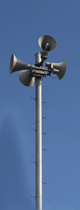 柱の高い場所にスピーカーが4方向に設置されている防災行政無線の写真