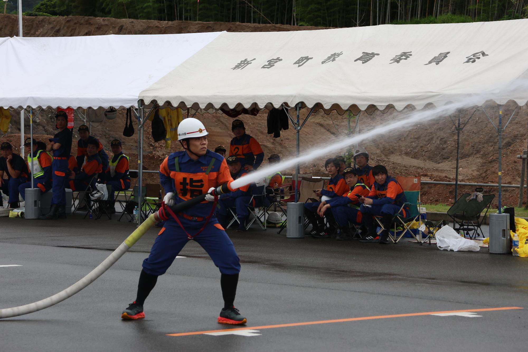 1番員放水の様子