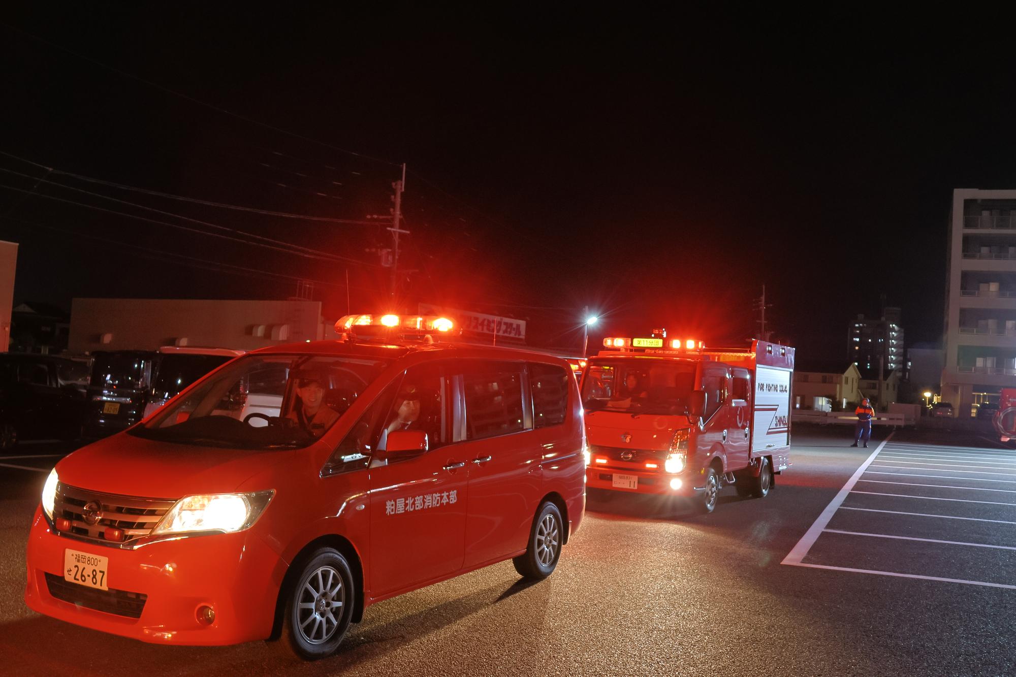 防火パレードに出発する消防車両