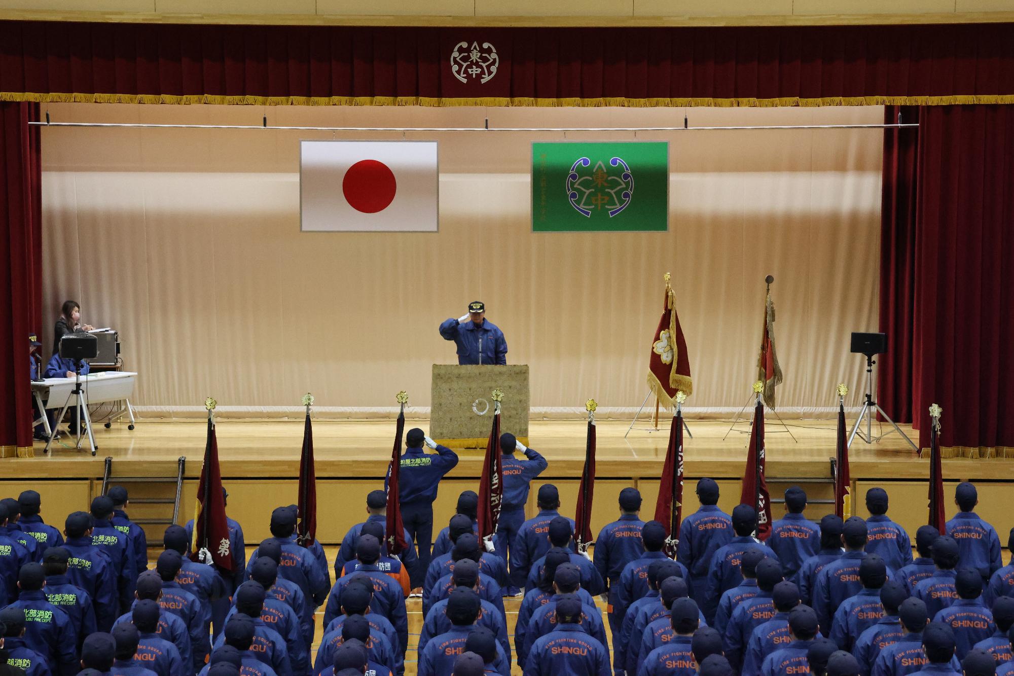 団長、消防長出動人員報告の様子