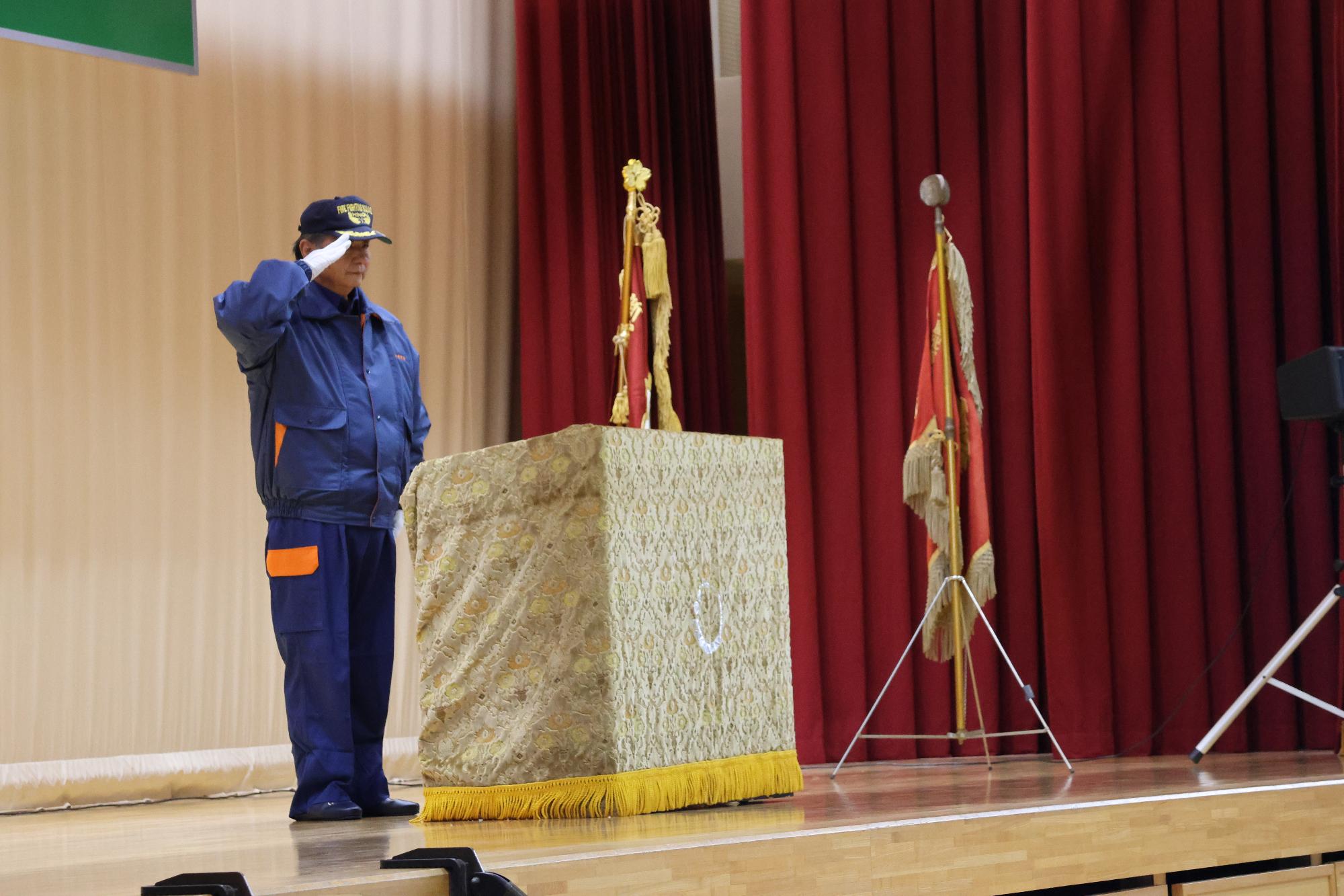 町長敬礼の様子