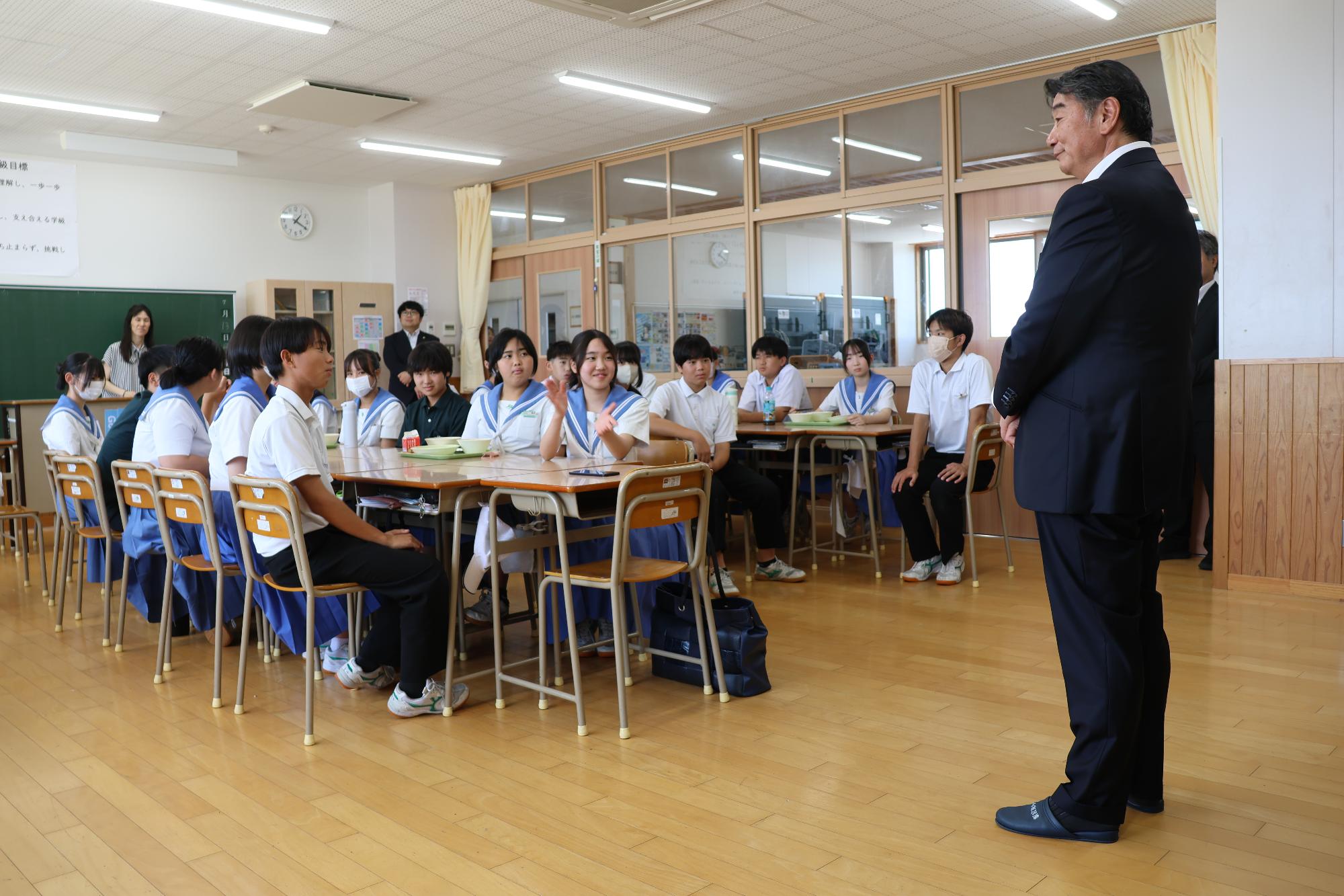 給食後に質問を受ける様子