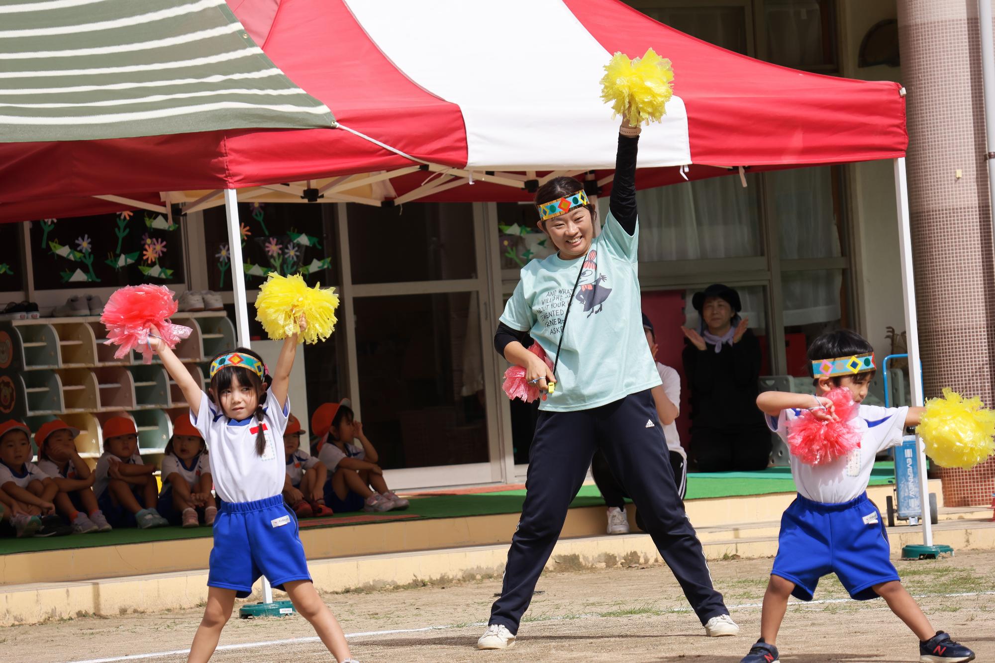 ポンポンを持って踊る年中さん