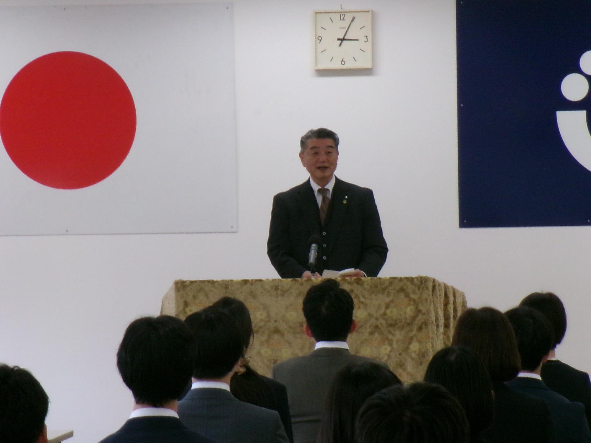 町長が着任式にてあいさつをする様子
