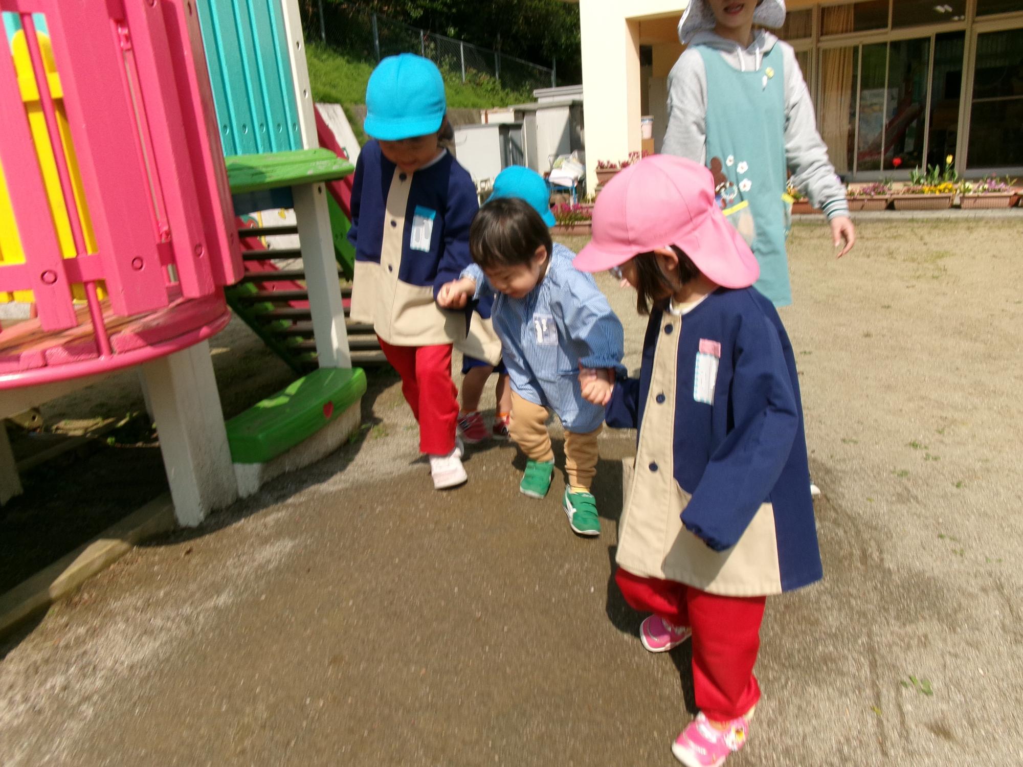 お姉さんたちが手をつないで園庭を案内してくれました