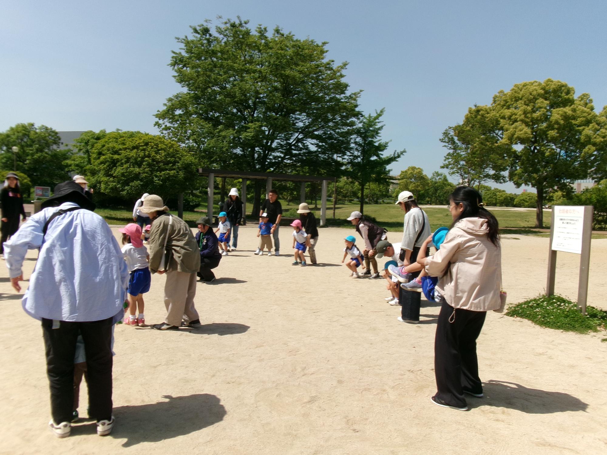 おうちの人に抱っこされて触れ合い遊びをしているところ