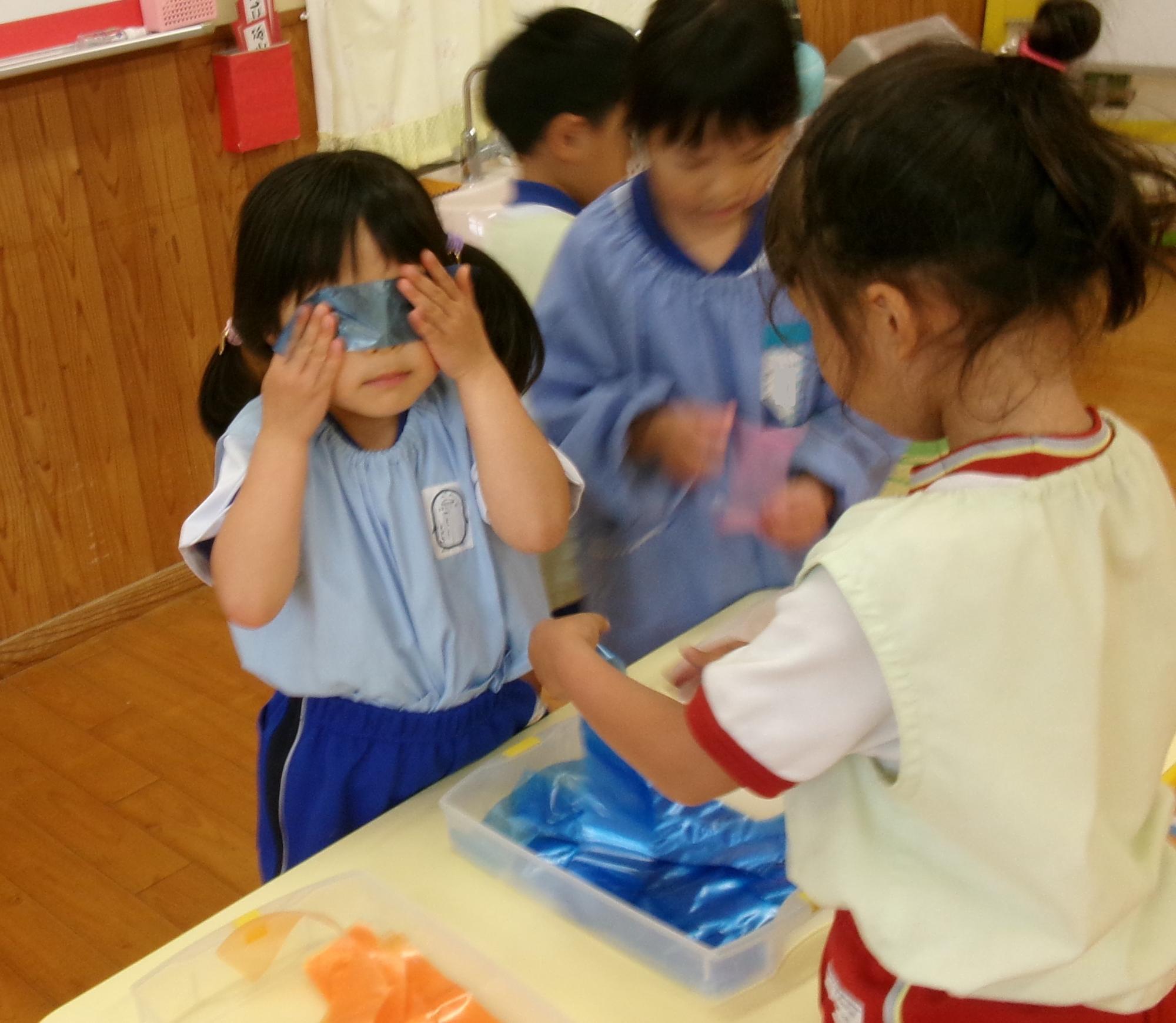 バロンテープに興味を持ち透かして見ているところ