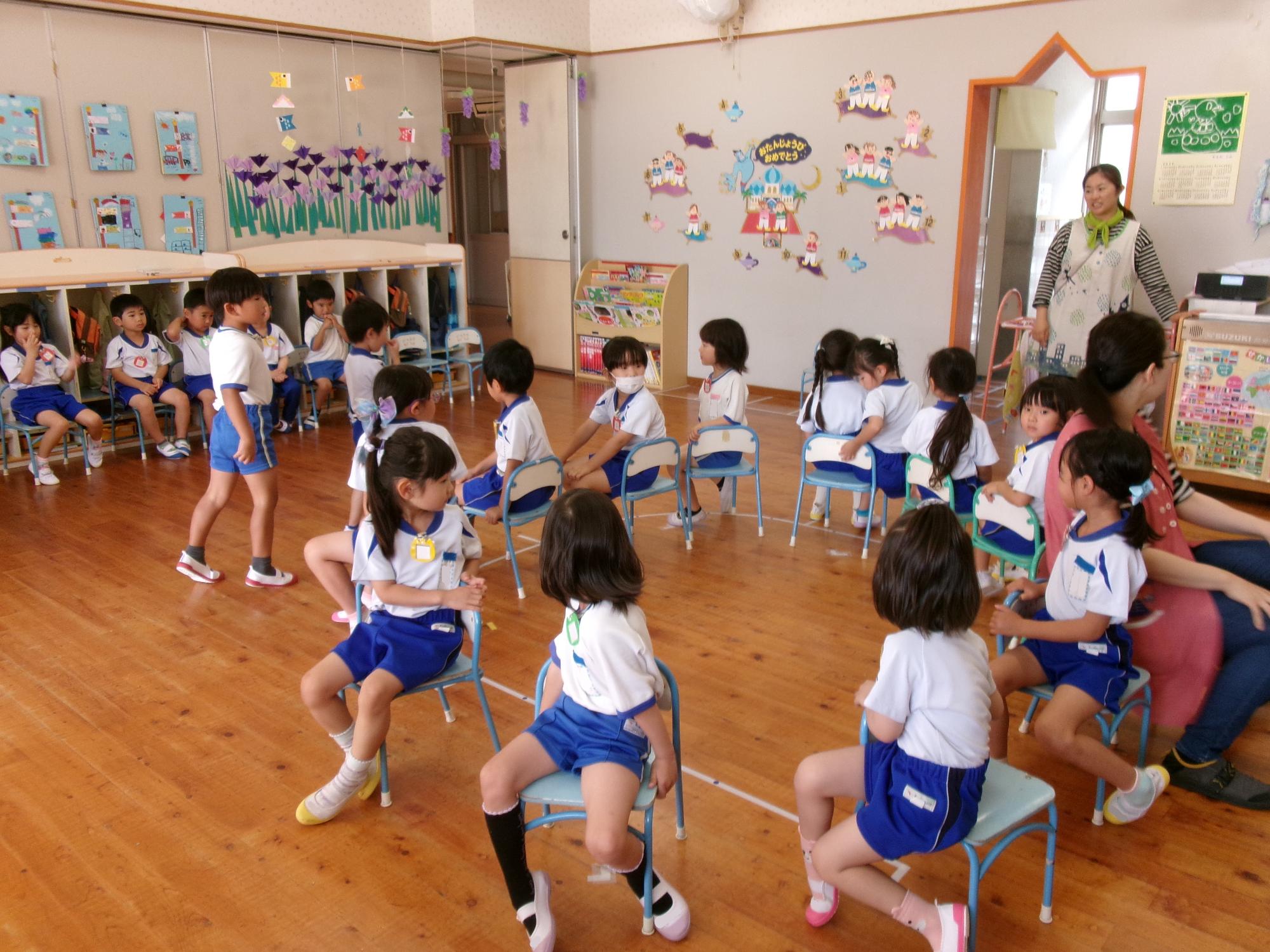 みんなで椅子取りゲームをしているところ