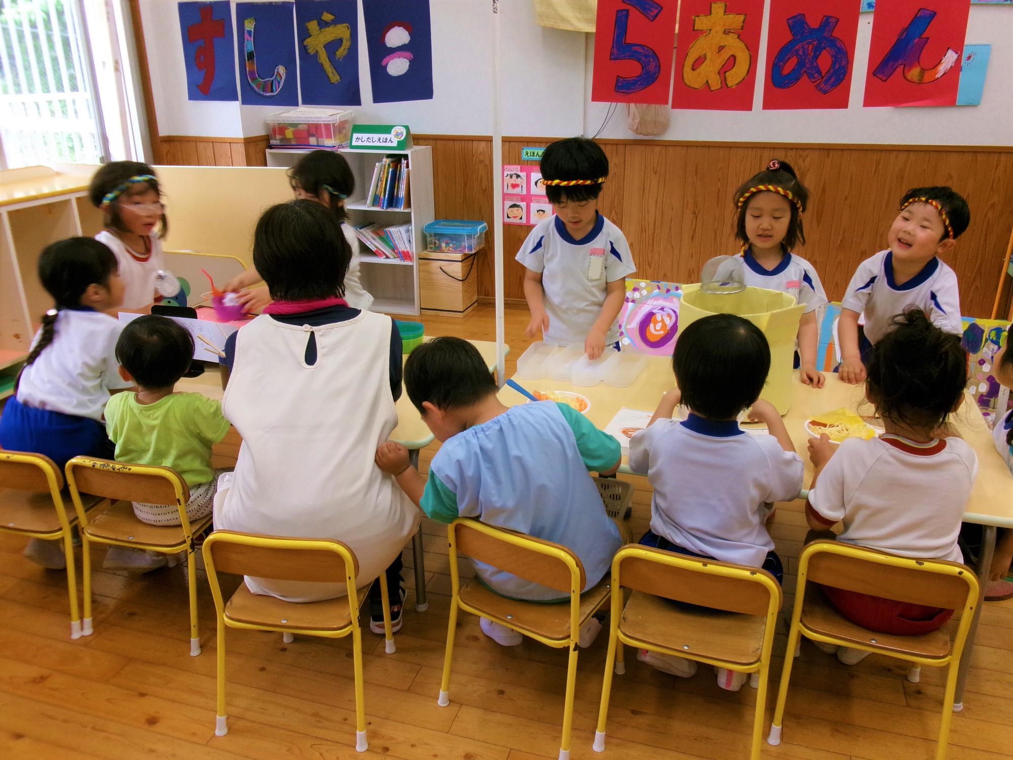 年長さんが作ったお寿司屋さんとラーメン屋さんにお客を招待しているところ