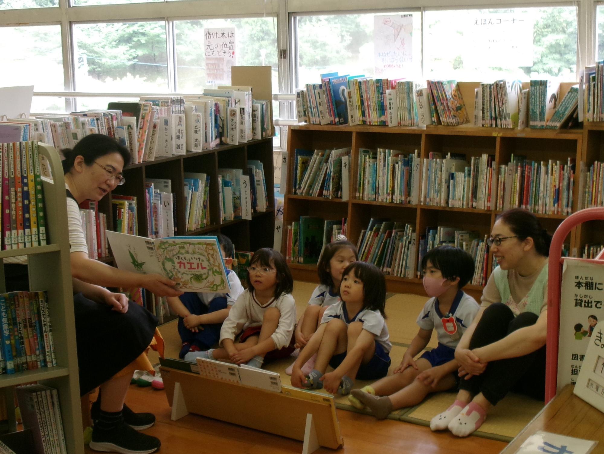 図書館の先生に読み聞かせをしてもらっているところ