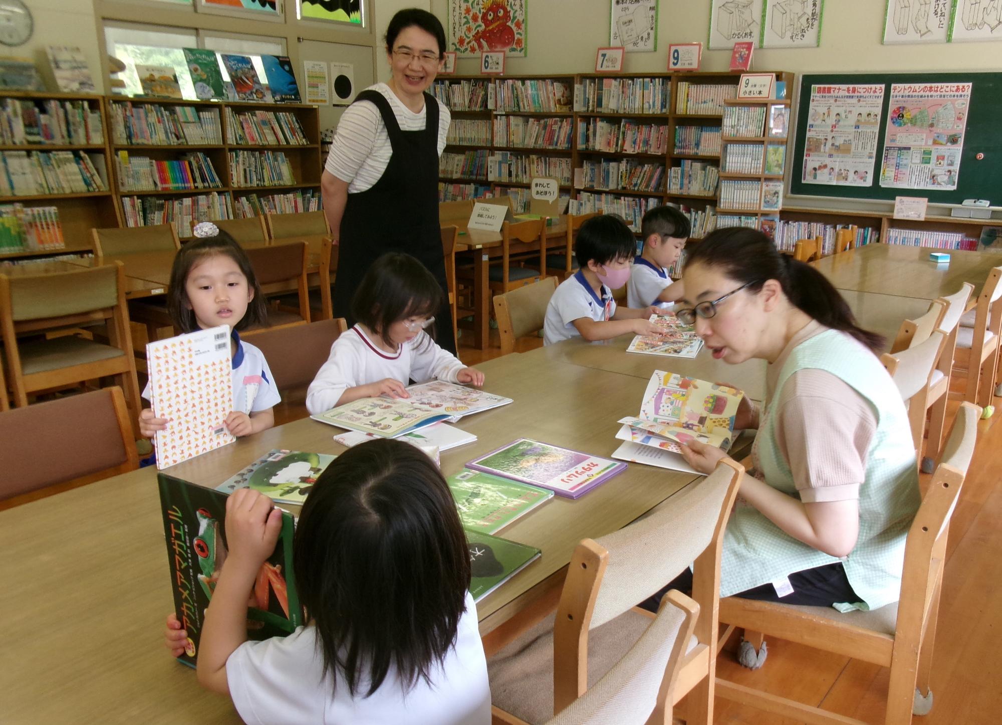 絵本を選んで読んでいるところ
