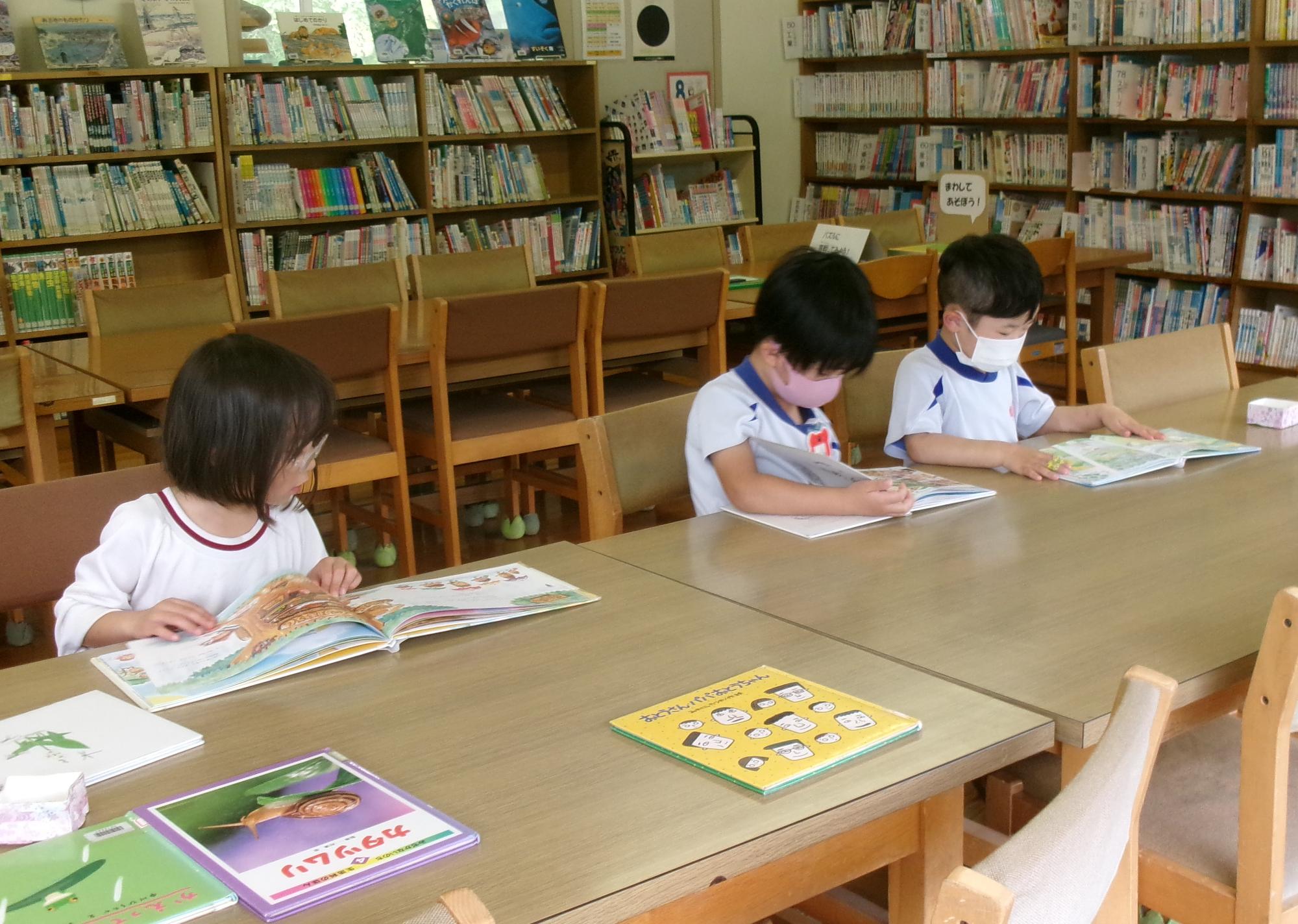 静かに絵本を見ているところ