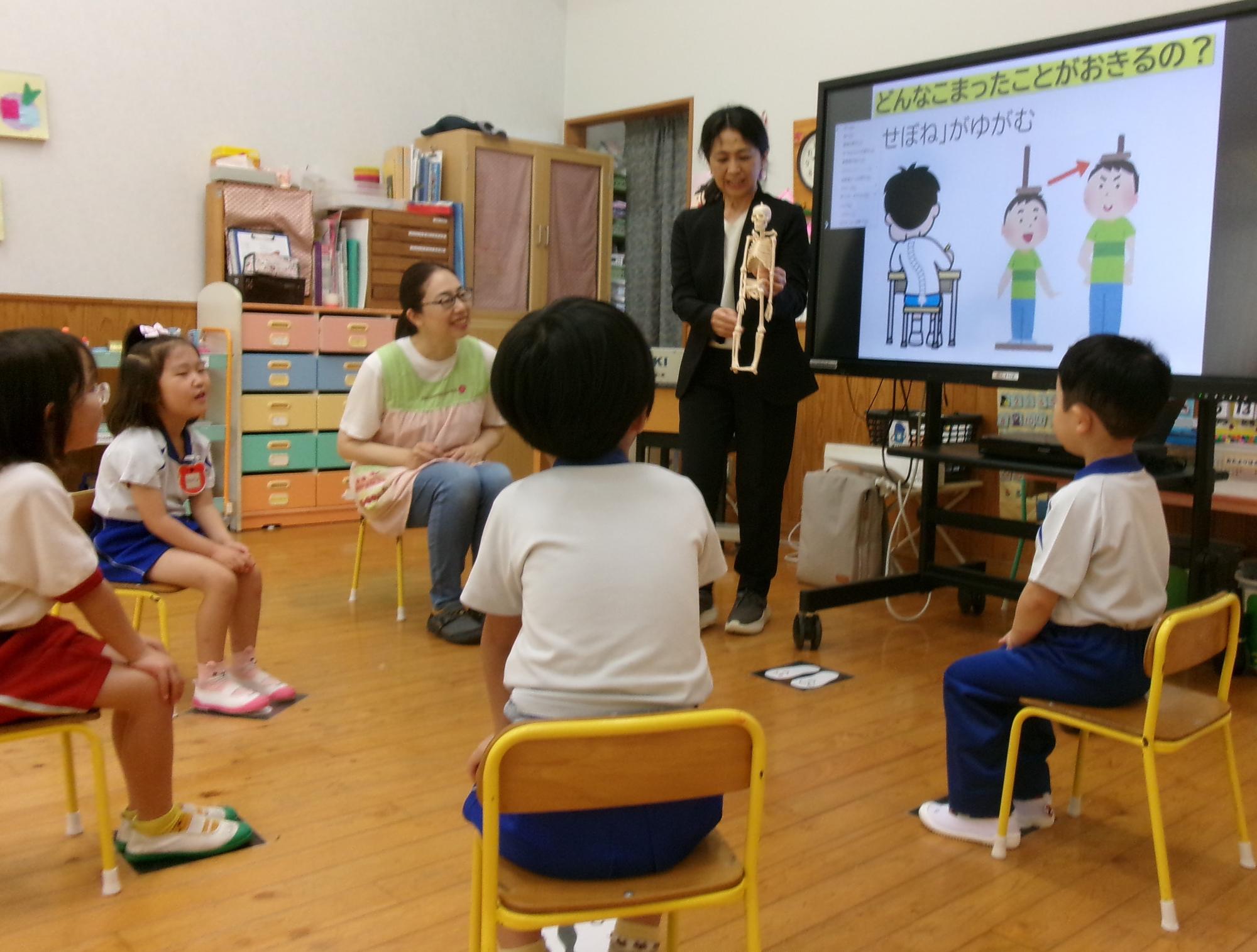 骨の模型を見せてくれているところ