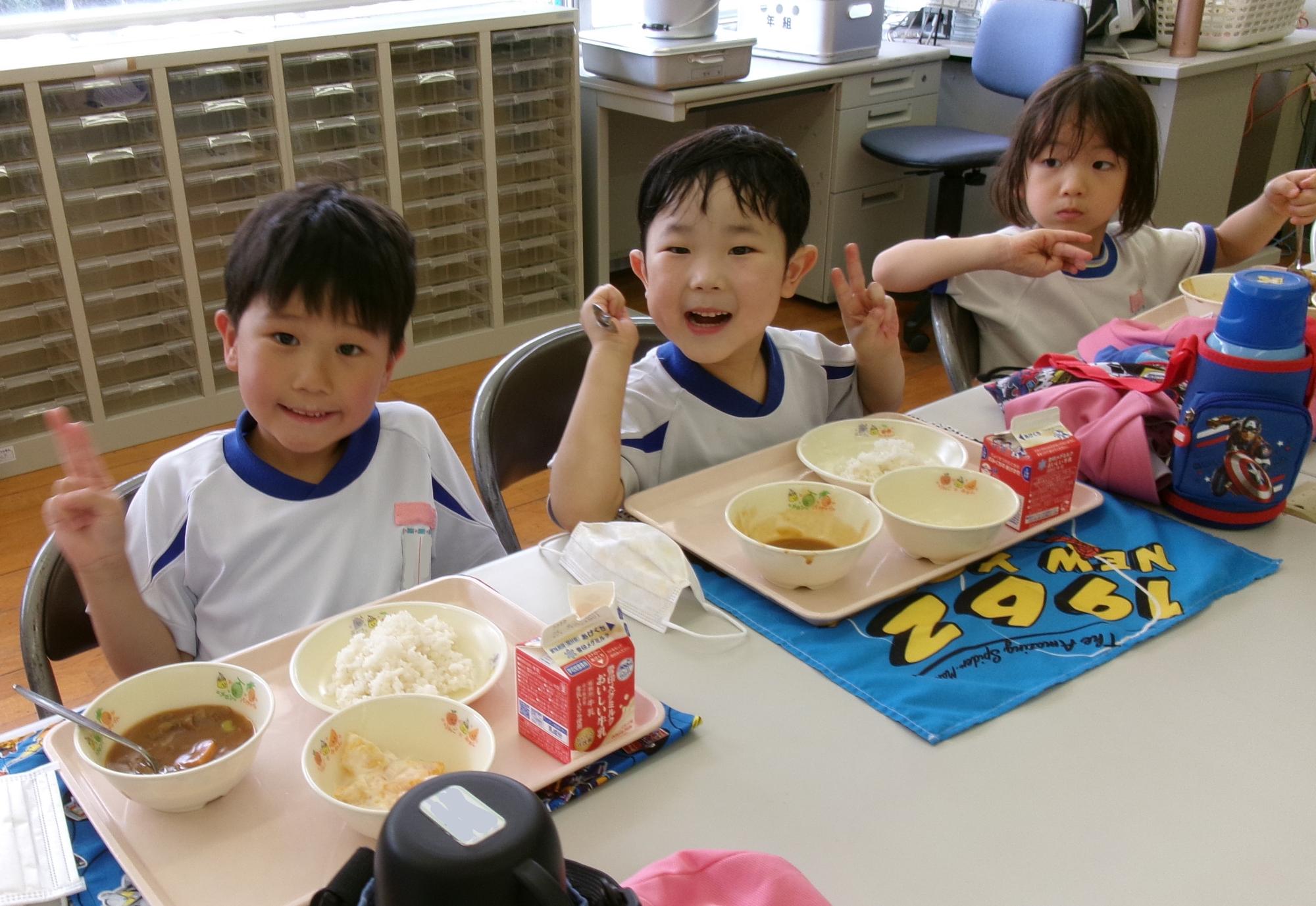 給食を喜んで食べているところ