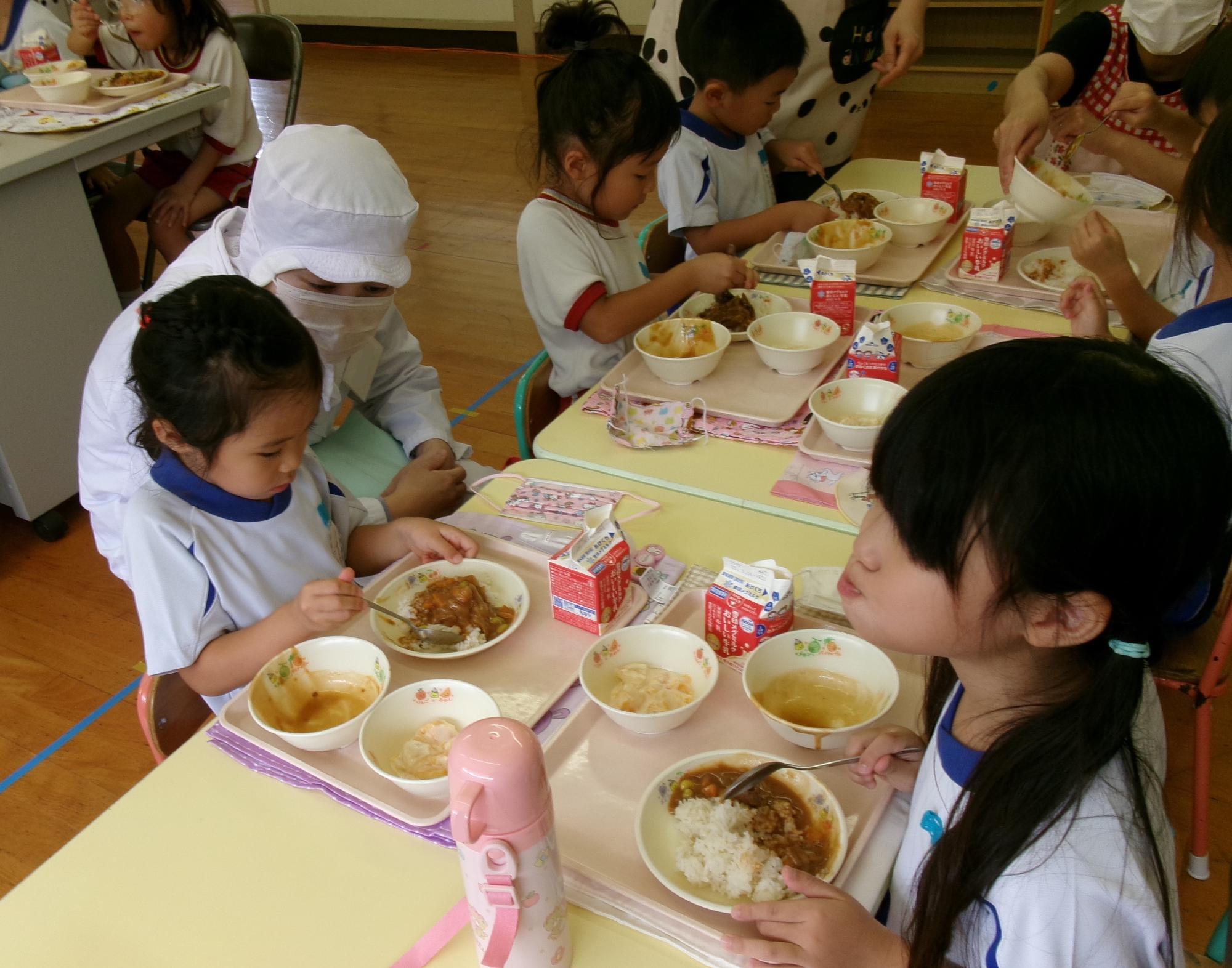 栄養士の先生に励ましてもらっているところ