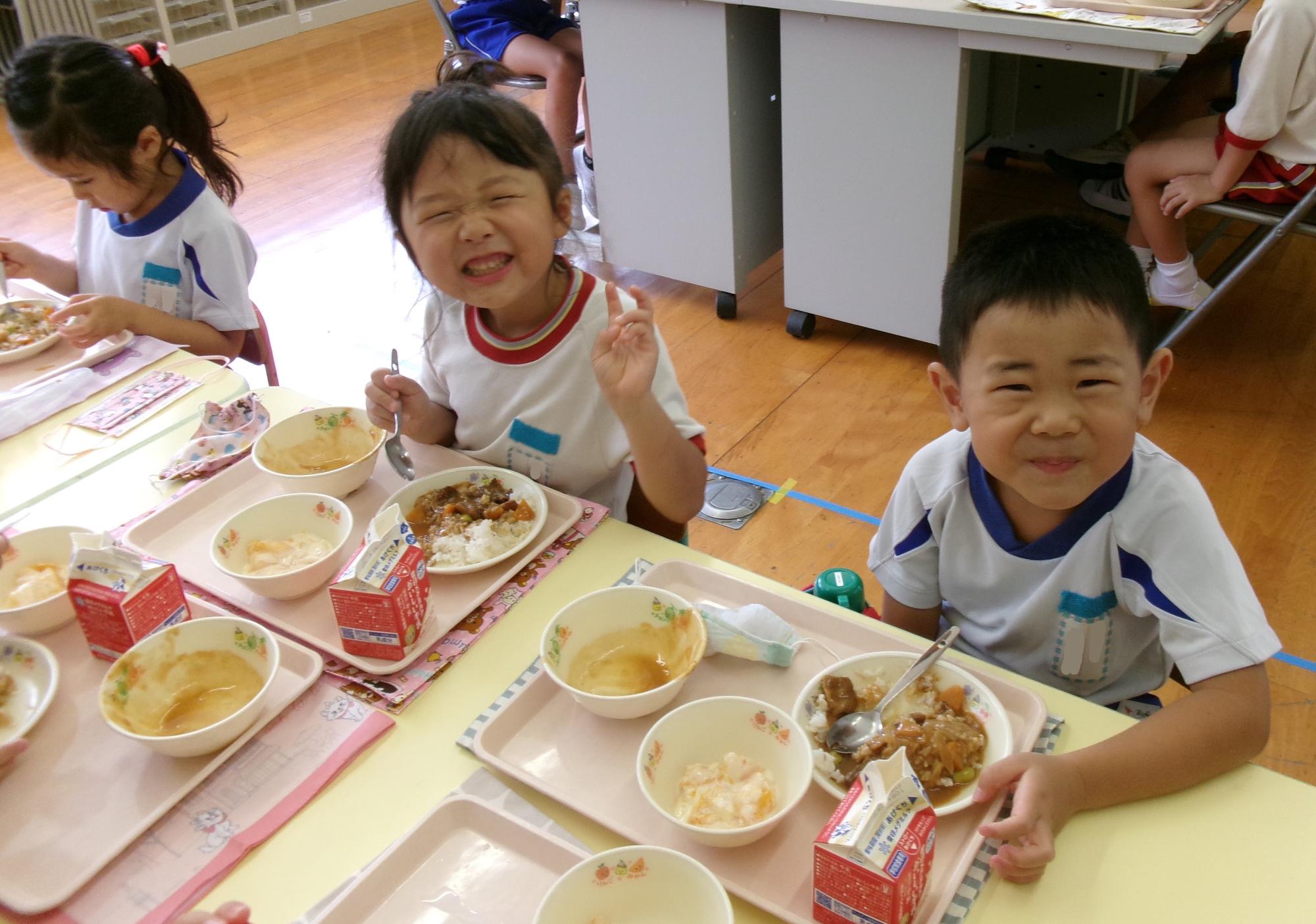 給食を喜んで食べているところ