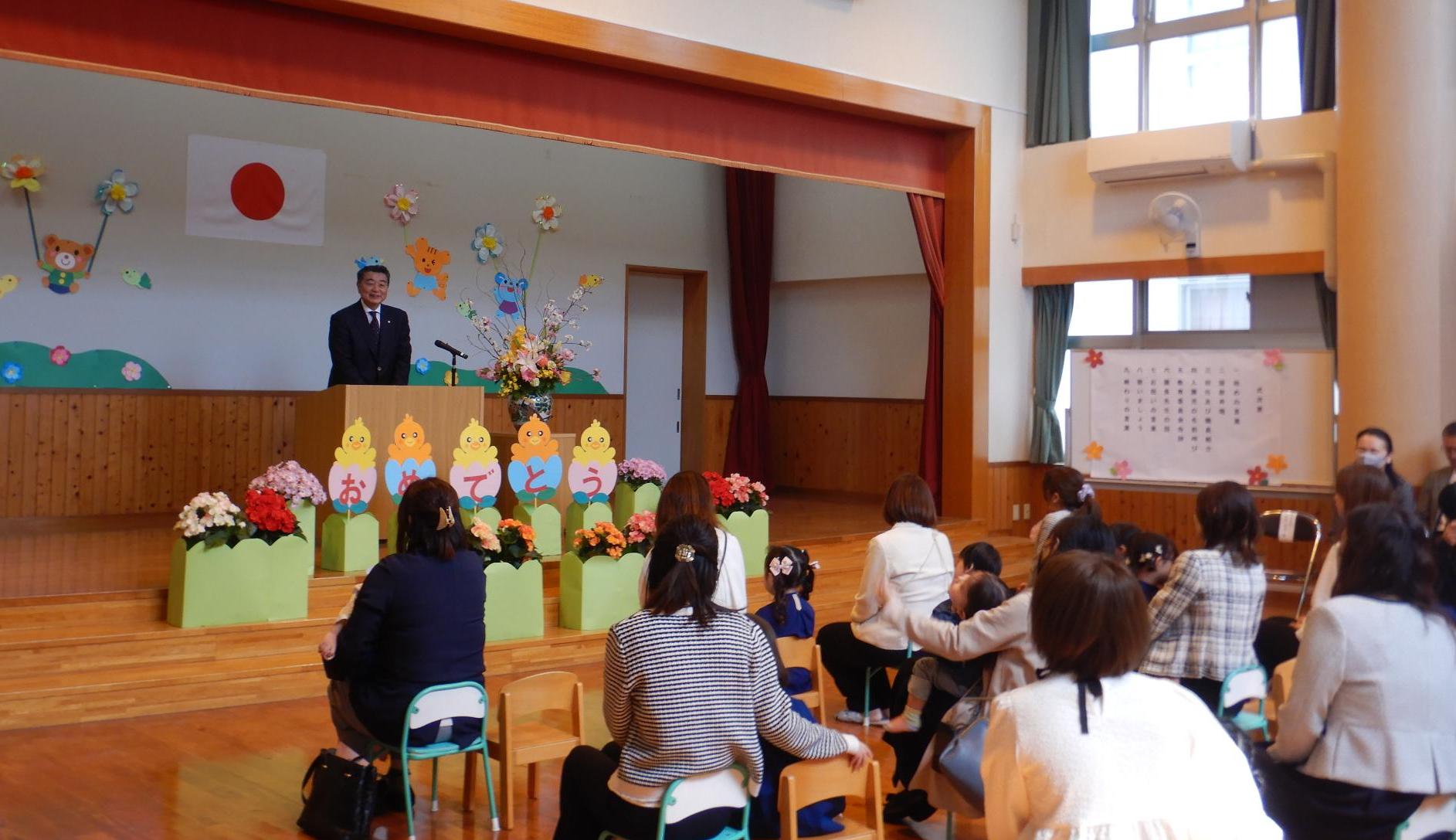 新宮幼稚園の入園式での町長あいさつのようす