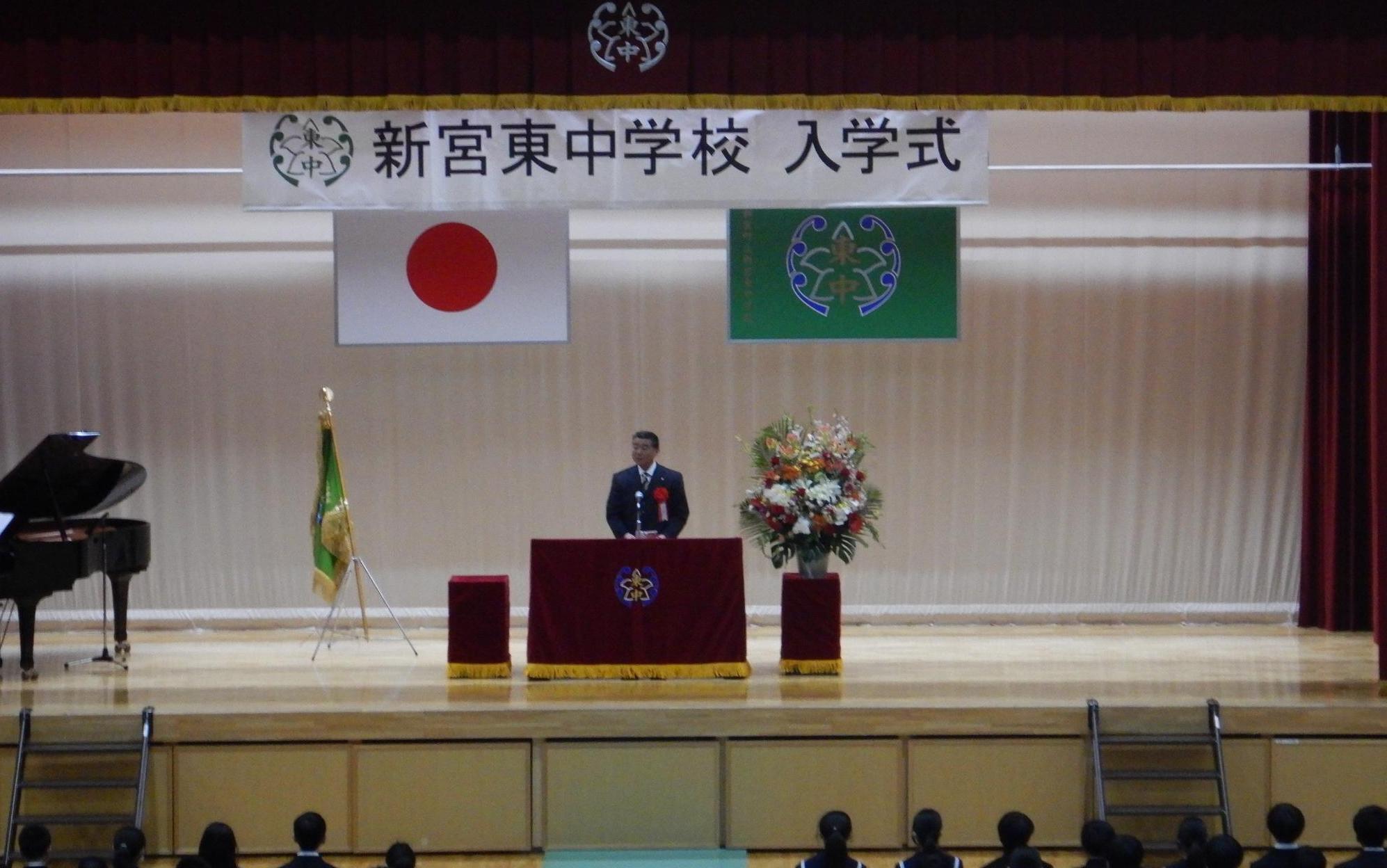 新宮東中学校入学式での町長挨拶のようす