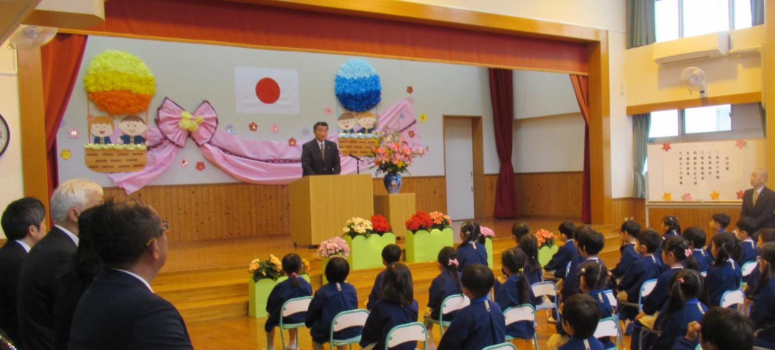 新宮幼稚園、新宮東幼稚園の統合式での町長挨拶のようす