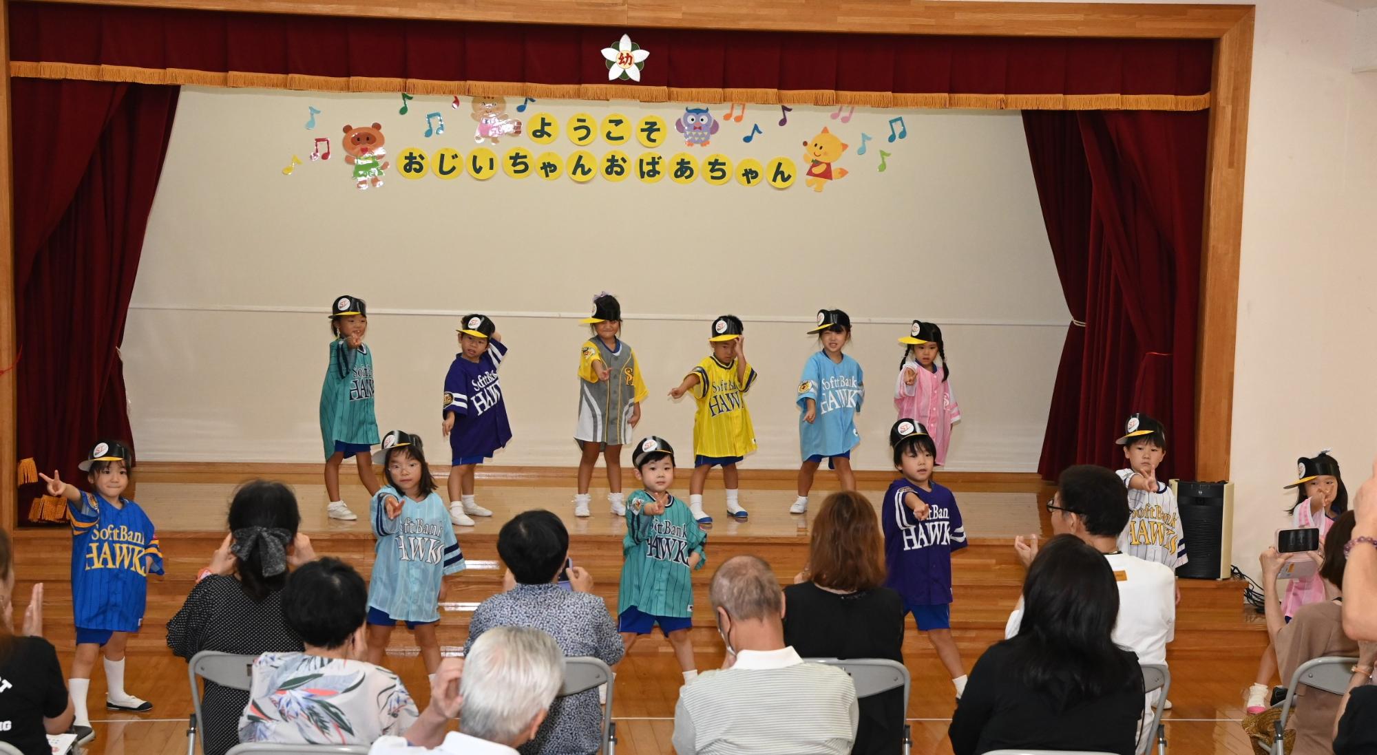 ホークス体操の最後のポーズをしているところ