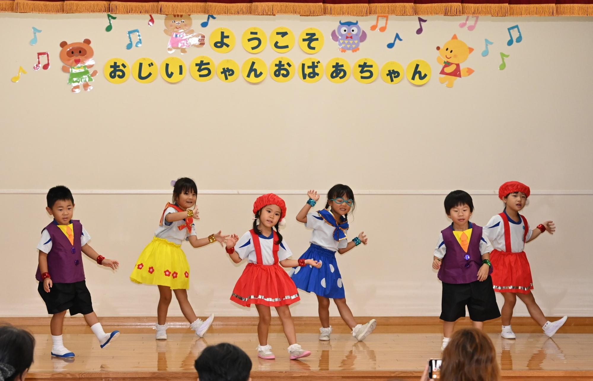 年中さんが、ちびまる子ちゃんの曲を踊っているところ