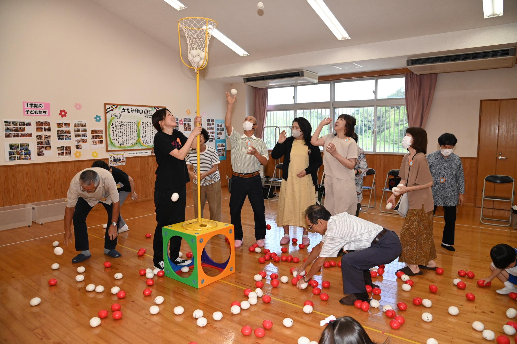 祖父母の方が白チームの玉入れをしているところ