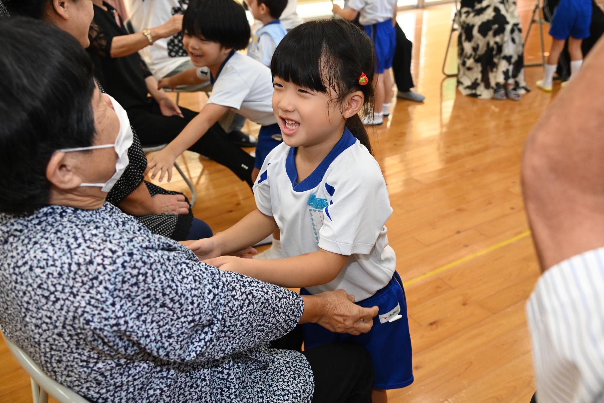 祖父母のお腹をくすぐっているところ