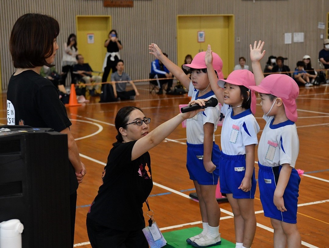 開会式で選手宣誓をする年長児