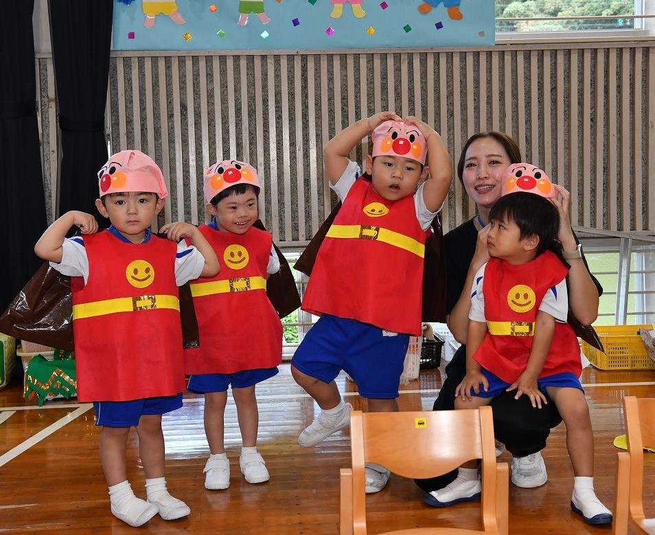 アンパンマンに変身した記念写真を撮っているところ