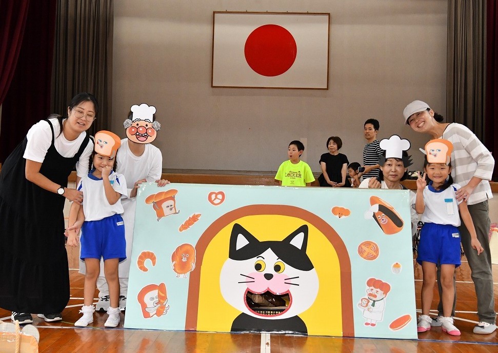 お家の人と一緒に記念撮影をしているところ