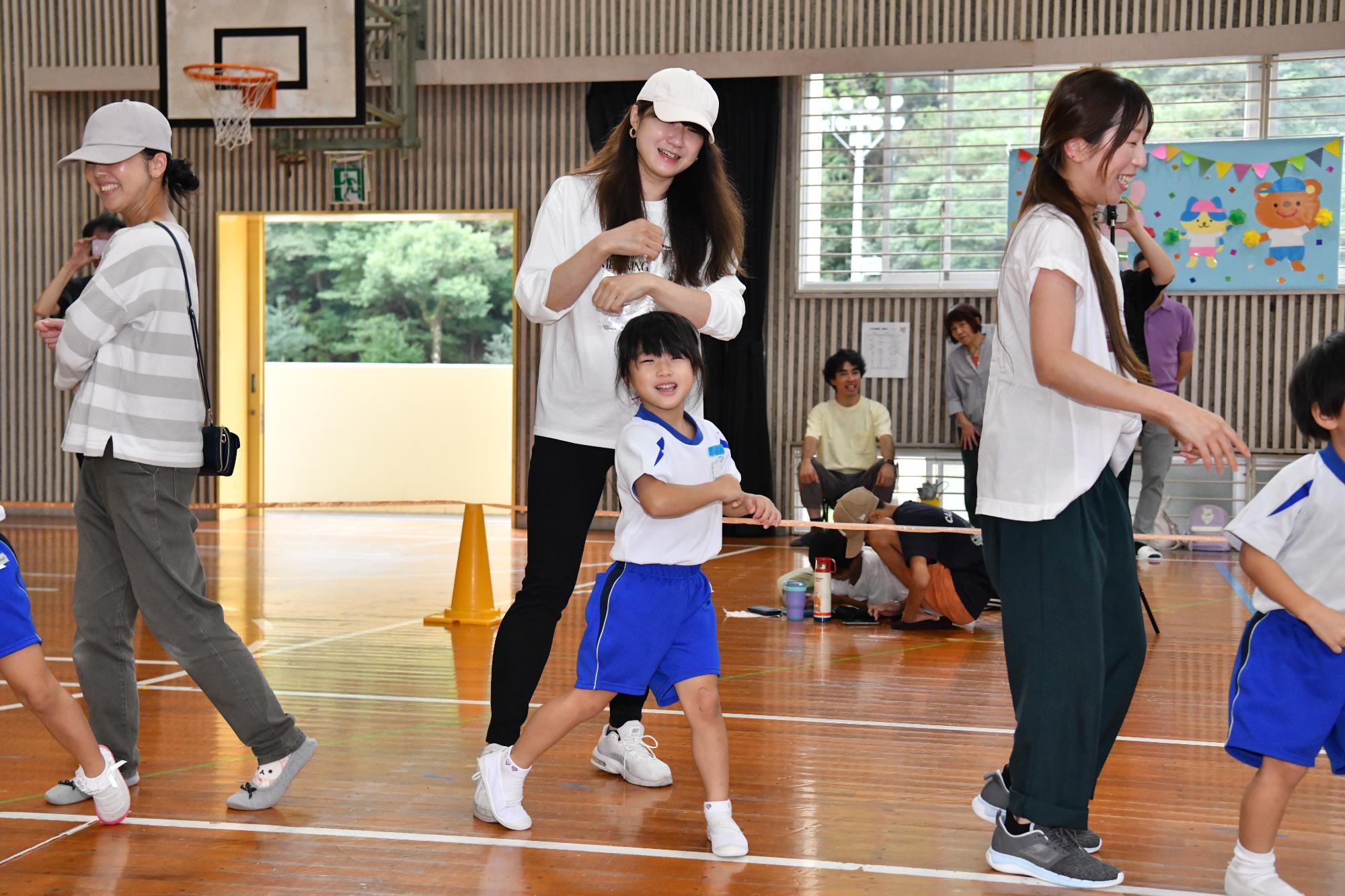 親子で踊りのポーズをとっているところ