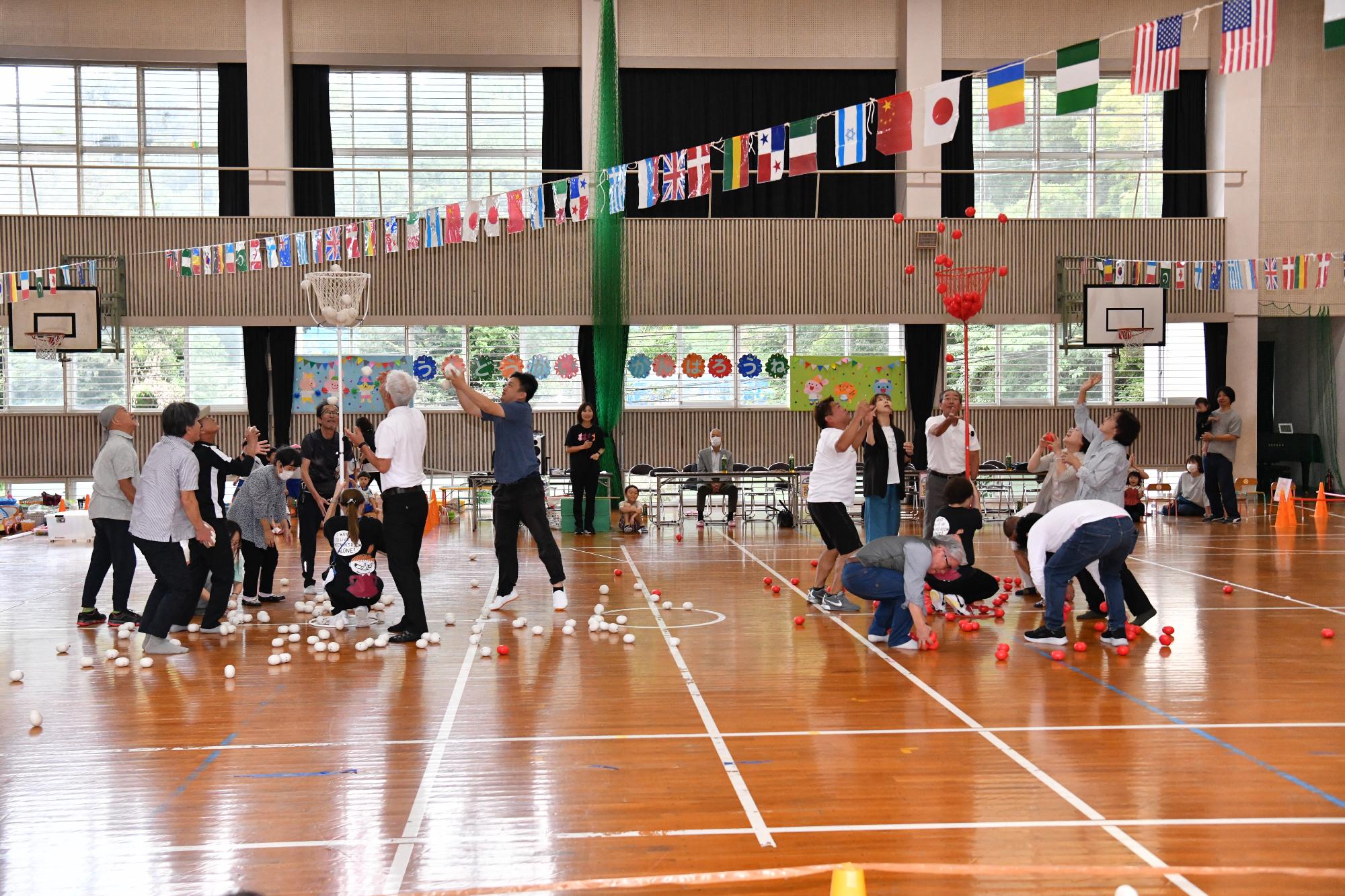 来賓さんが玉入れをしているところ