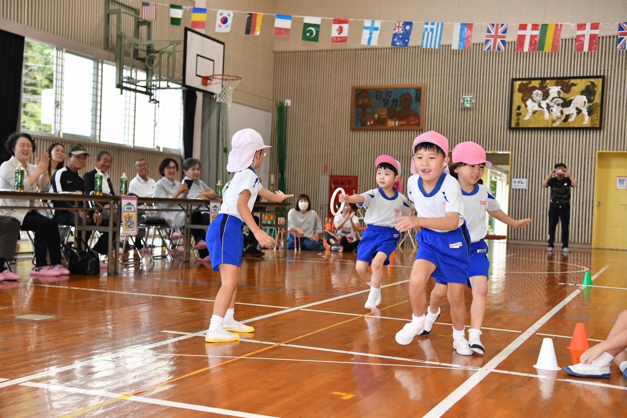 リレーをする年長児