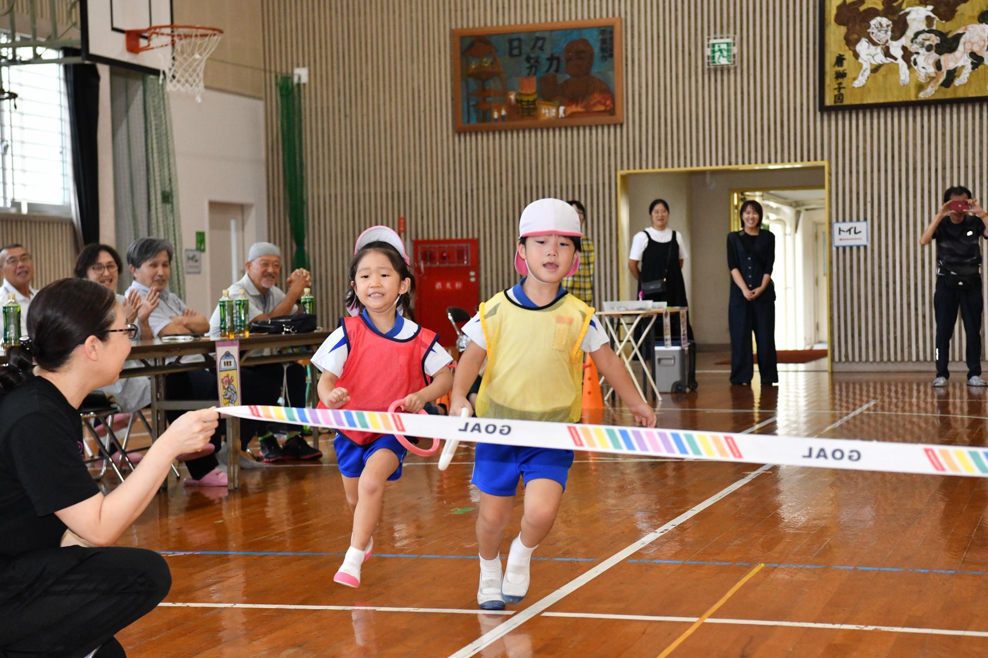 リレーでゴールする年長児