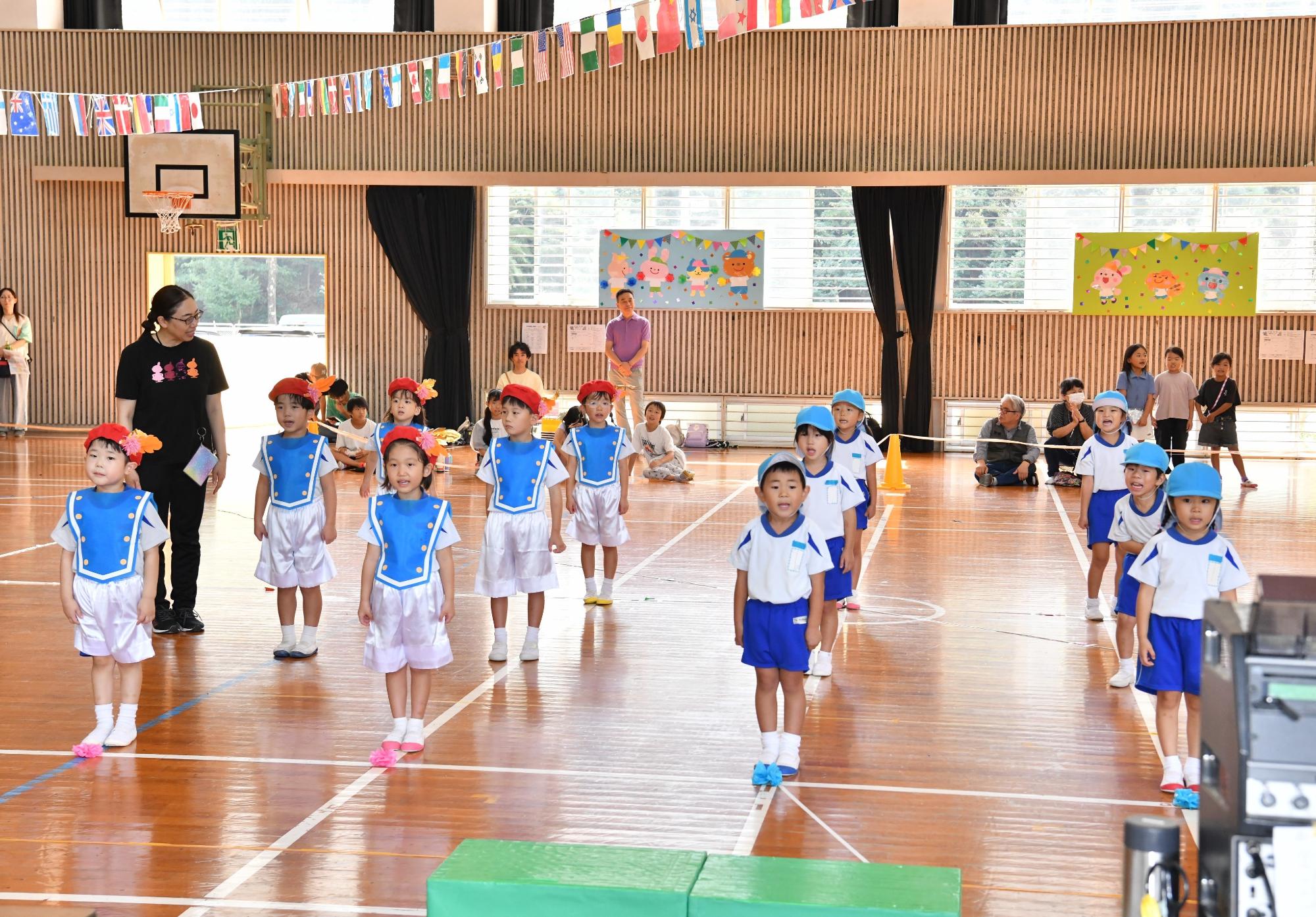 閉会式で全園児が並んでいるところ