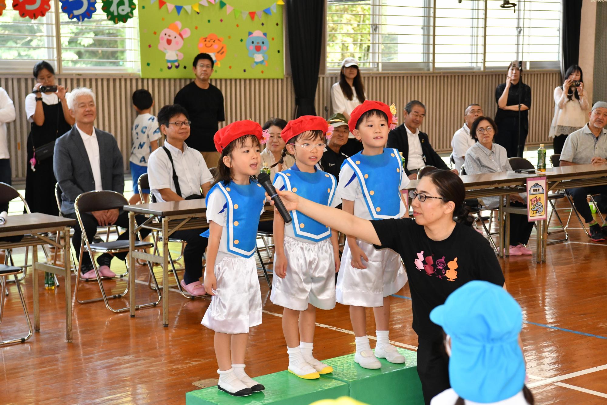 終わりの言葉を言っている年長児