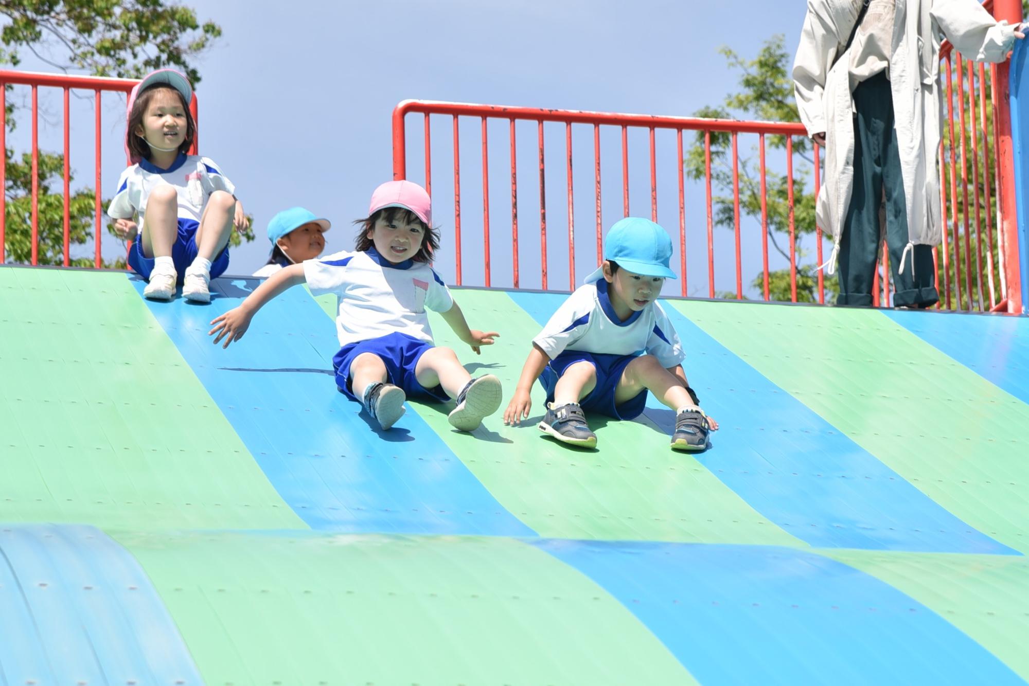 大きな滑り台に挑戦してすべっているところ