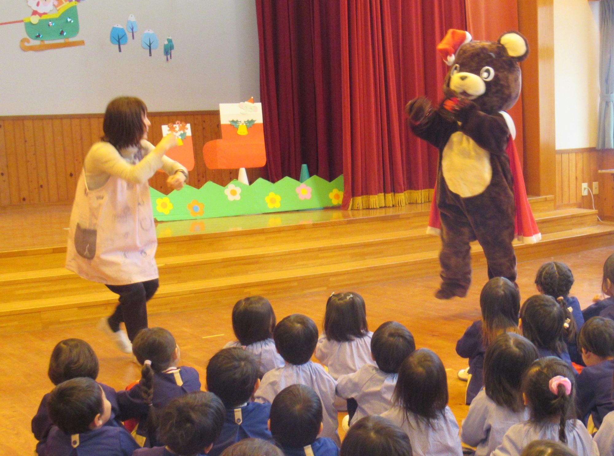 いとまきの手遊びをするクマさん