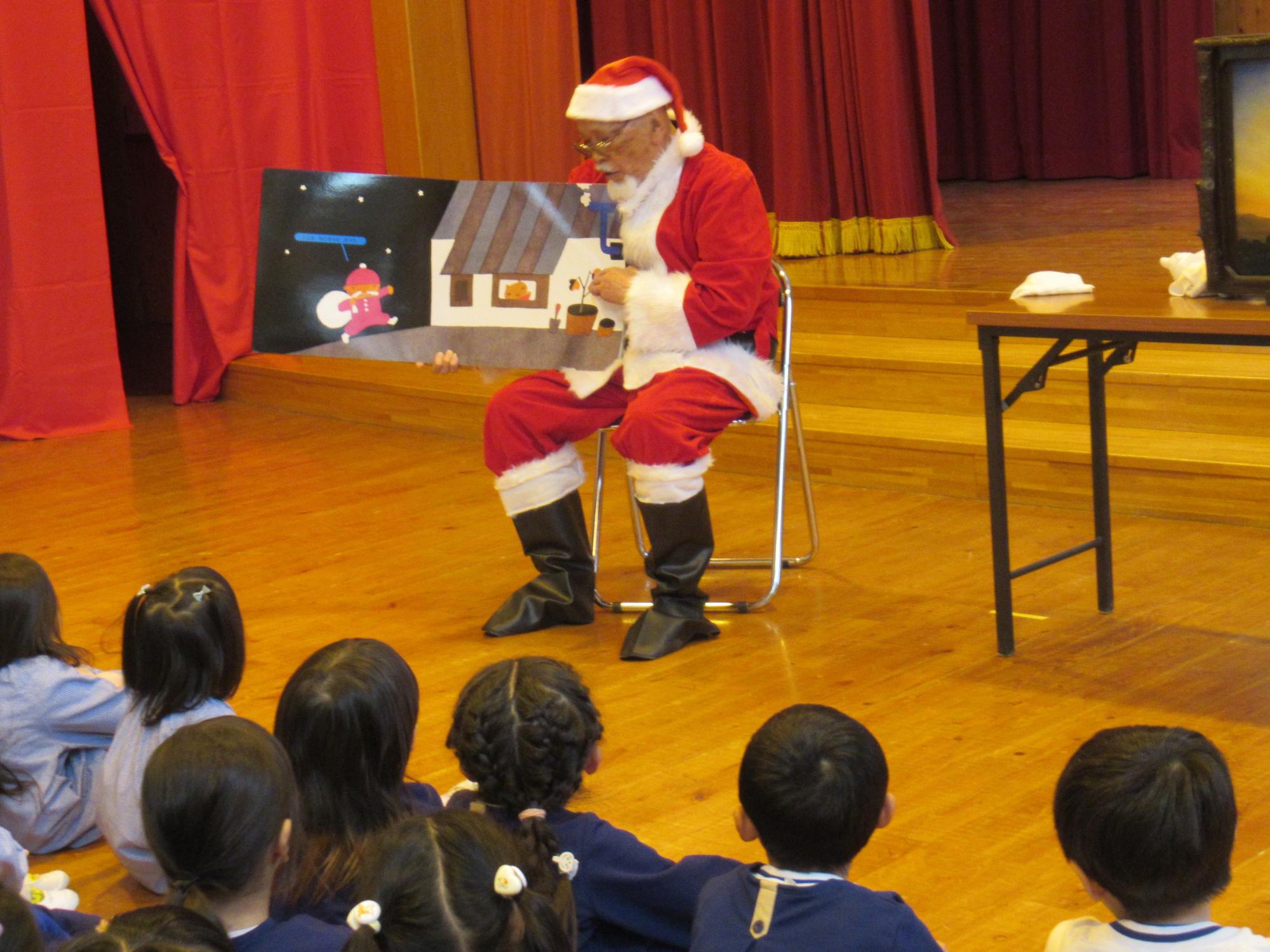 サンタさんがクリスマスの絵本を読んでくれました