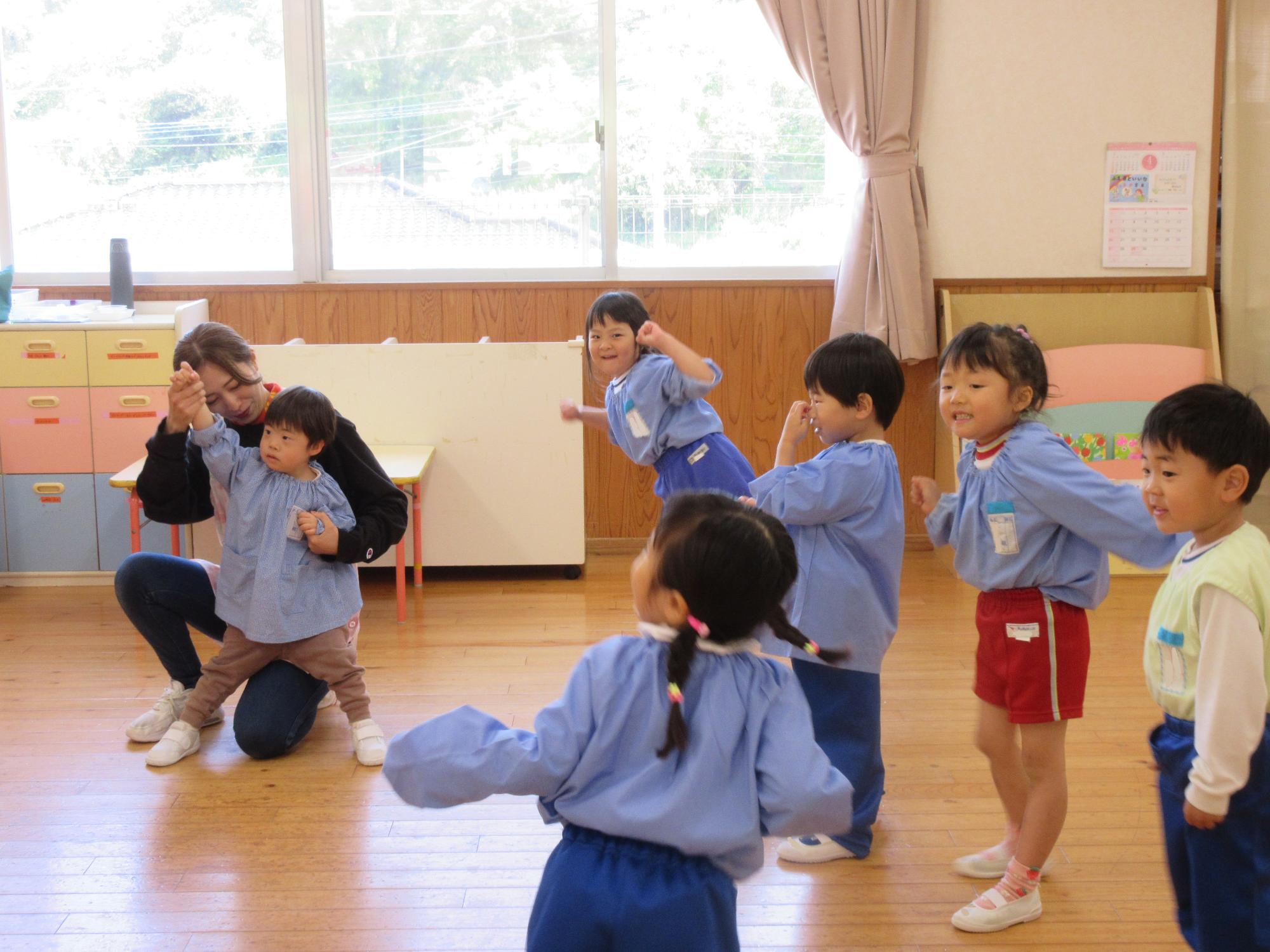 みんなで体操をしている様子