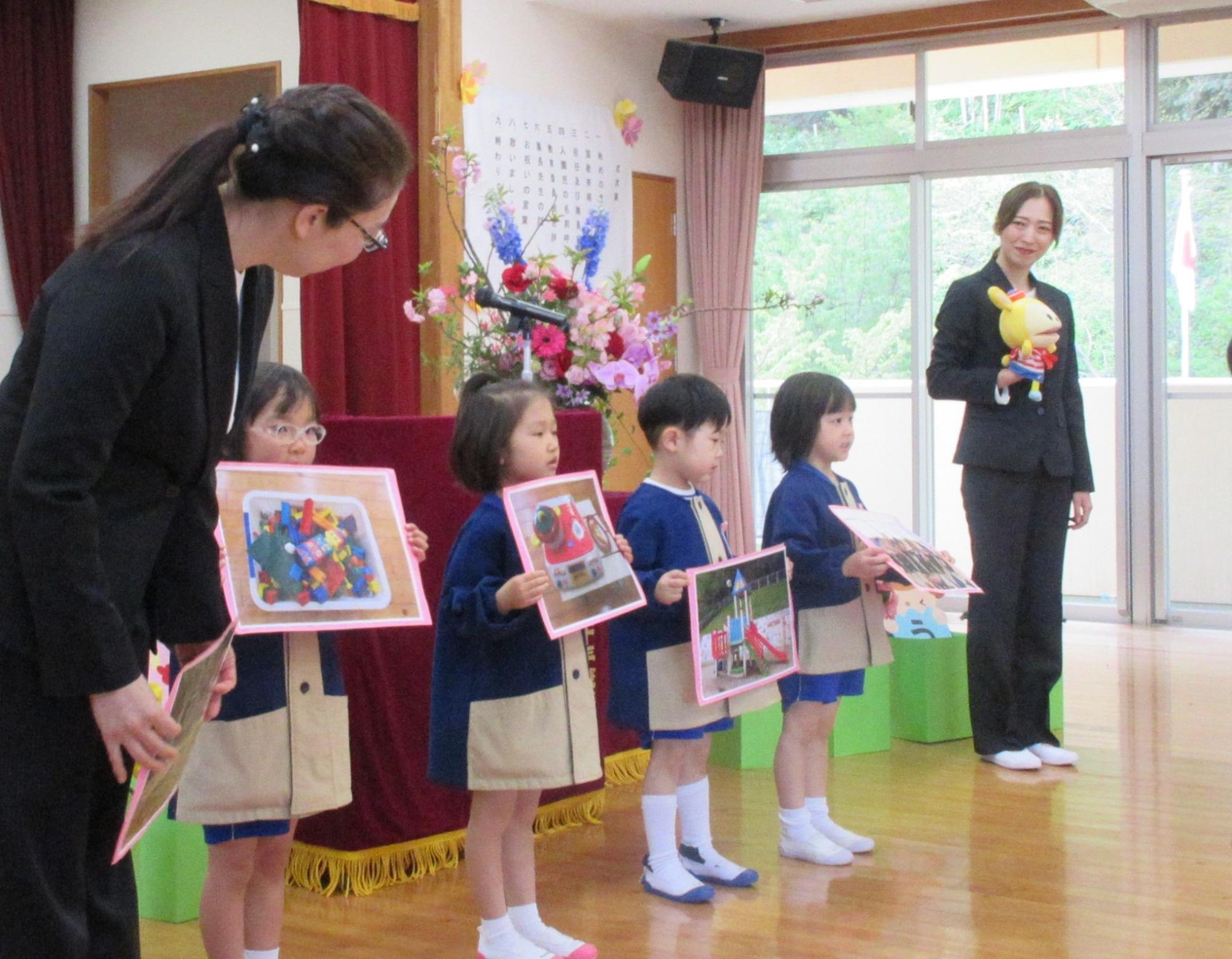 年長さんが幼稚園のことを紹介してくれました