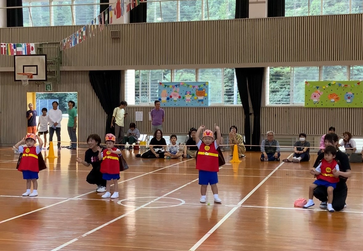 アンパンマンになって踊っているところ