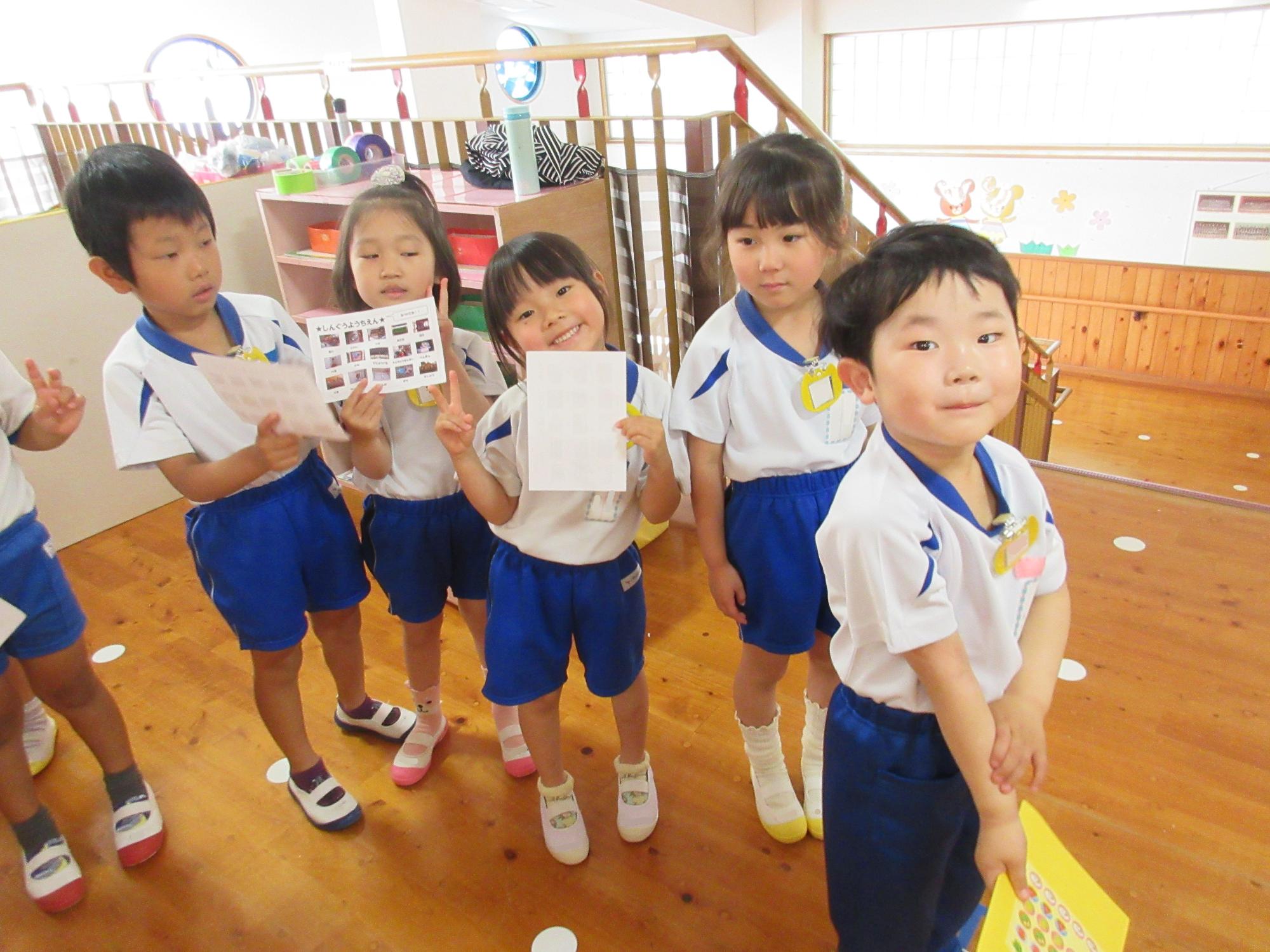 グループの友だちと新宮幼稚園の中を探検しているところ