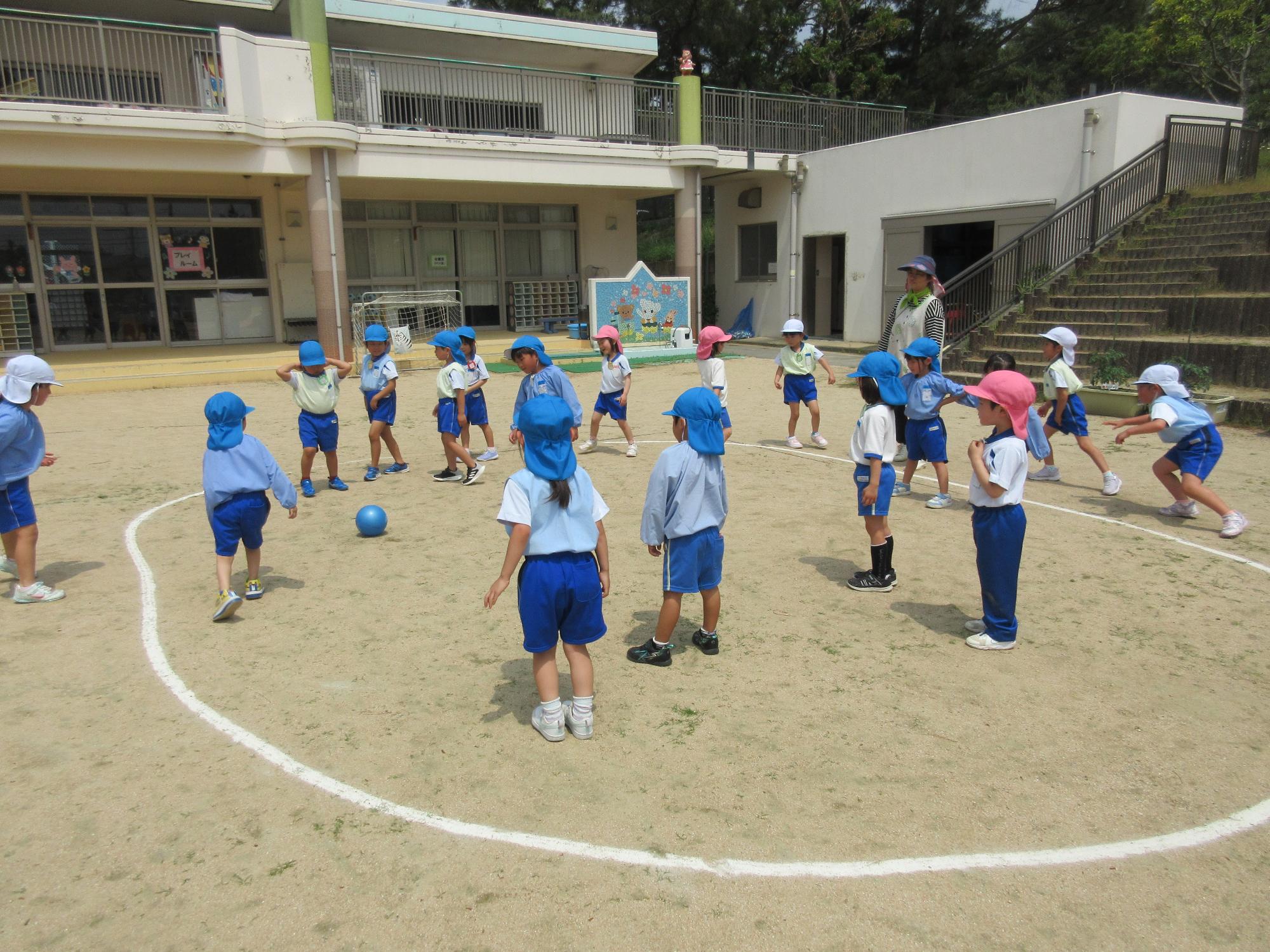 新宮幼稚園の園庭でボール遊びをしているところ